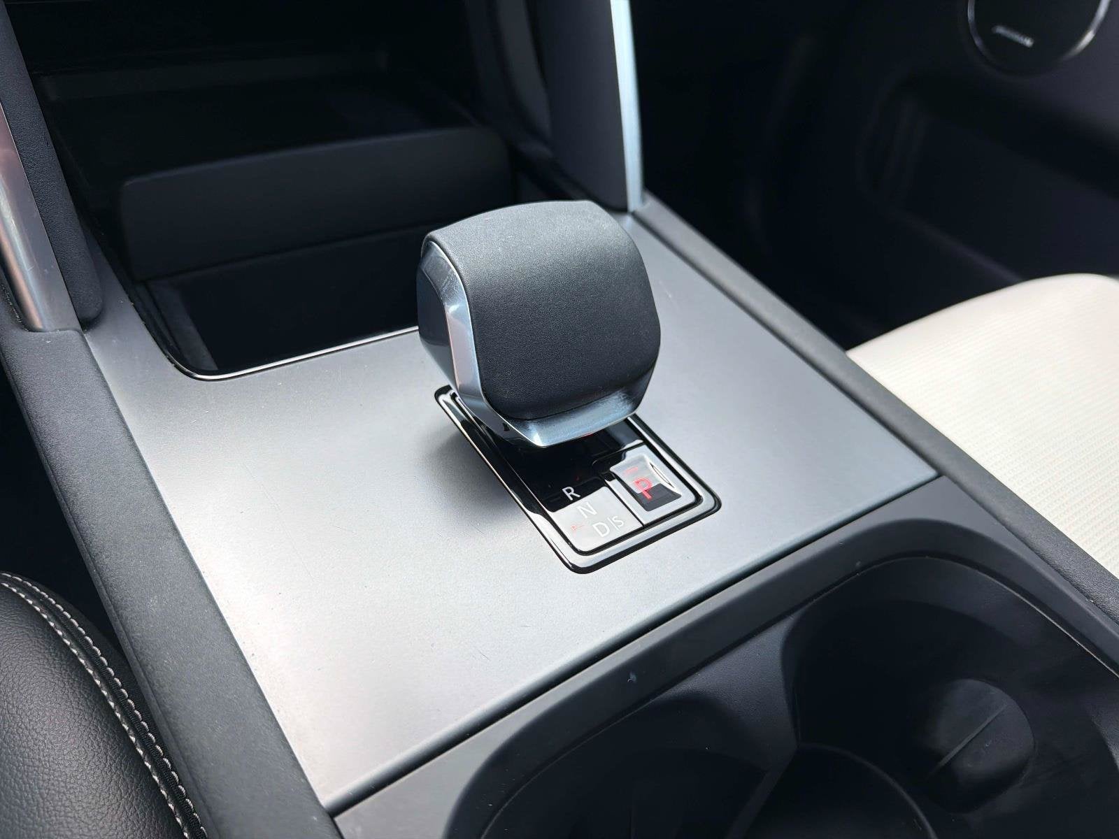 2025 Land Rover Discovery Sport SE