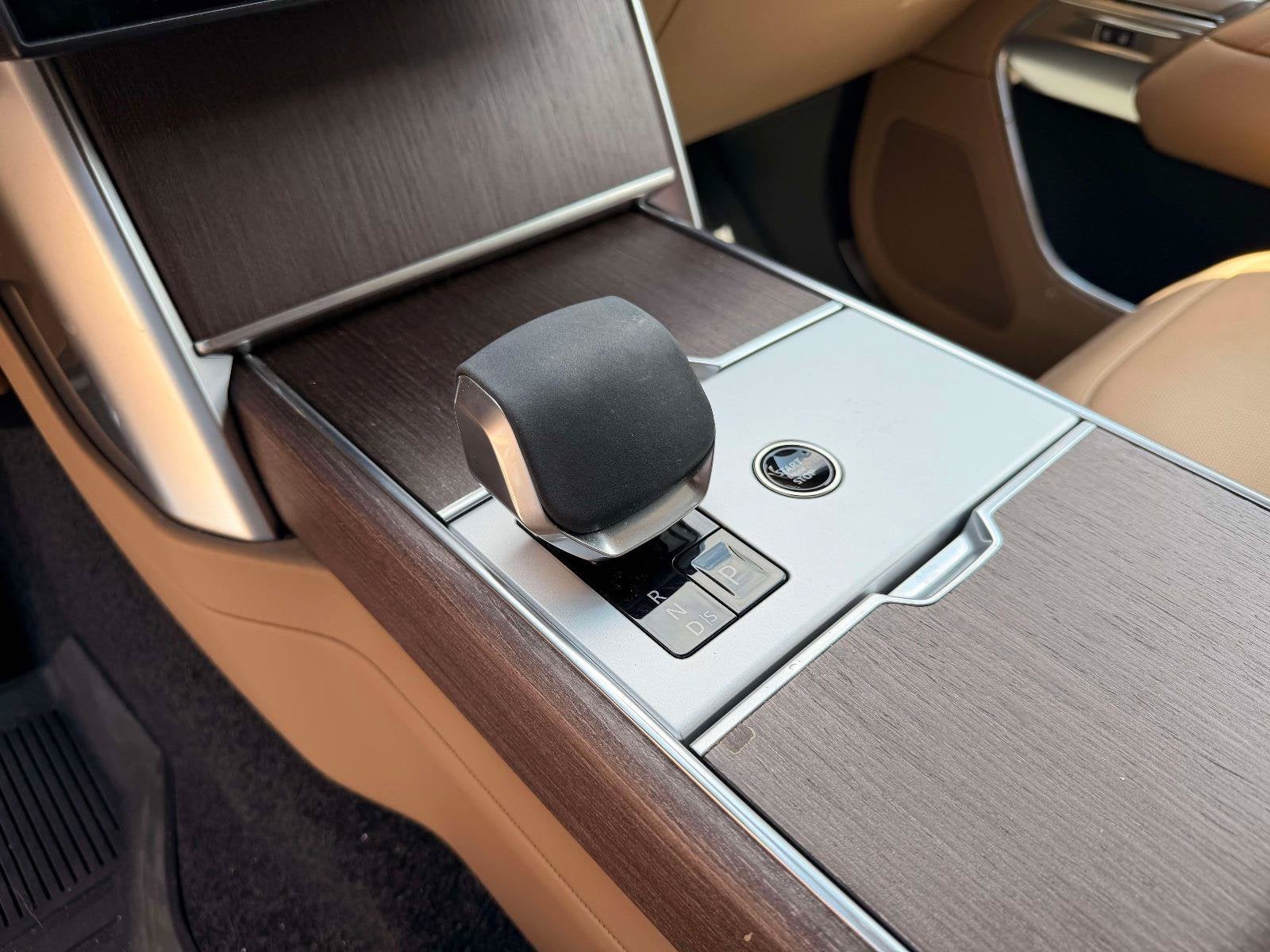 2025 Land Rover Range Rover Plug-In Hybrid SE
