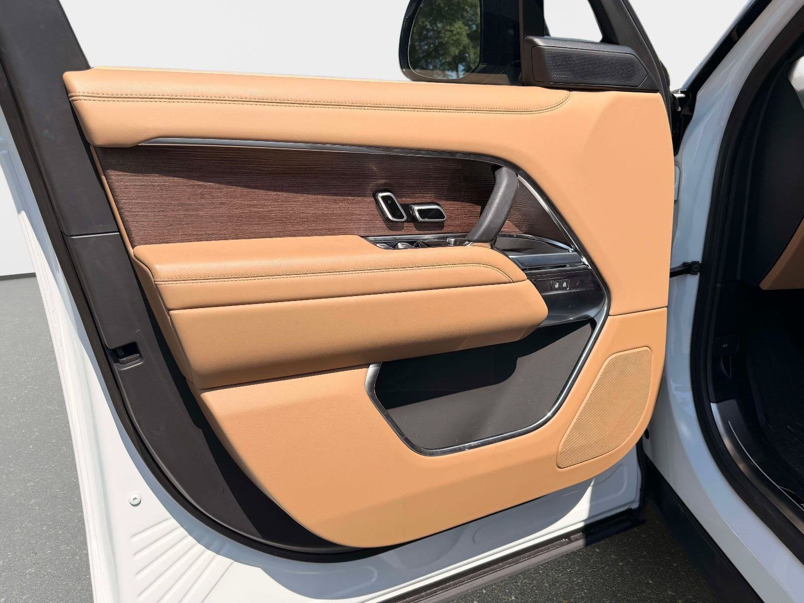 2025 Land Rover Range Rover Plug-In Hybrid SE