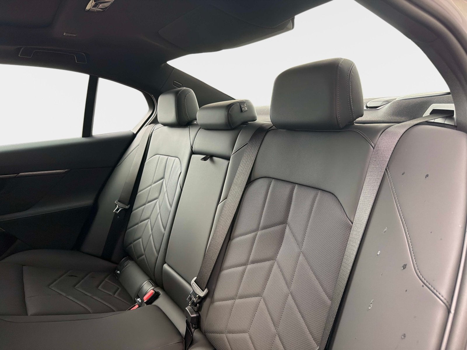 2027 BMW 550e 550e xDrive