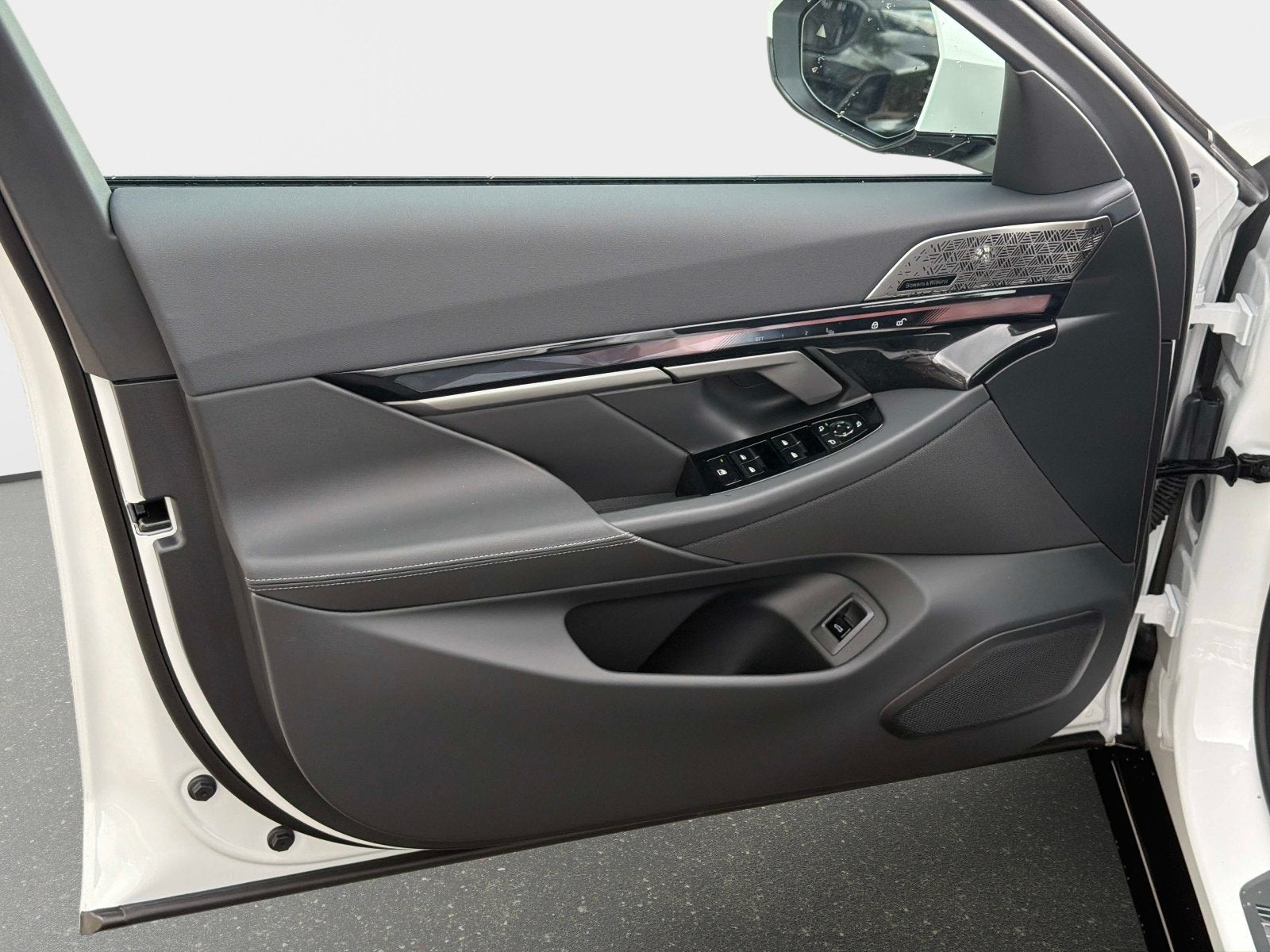 2027 BMW 550e 550e xDrive