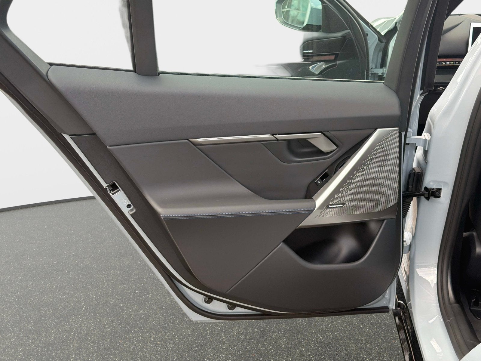 2027 BMW 550e 550e xDrive