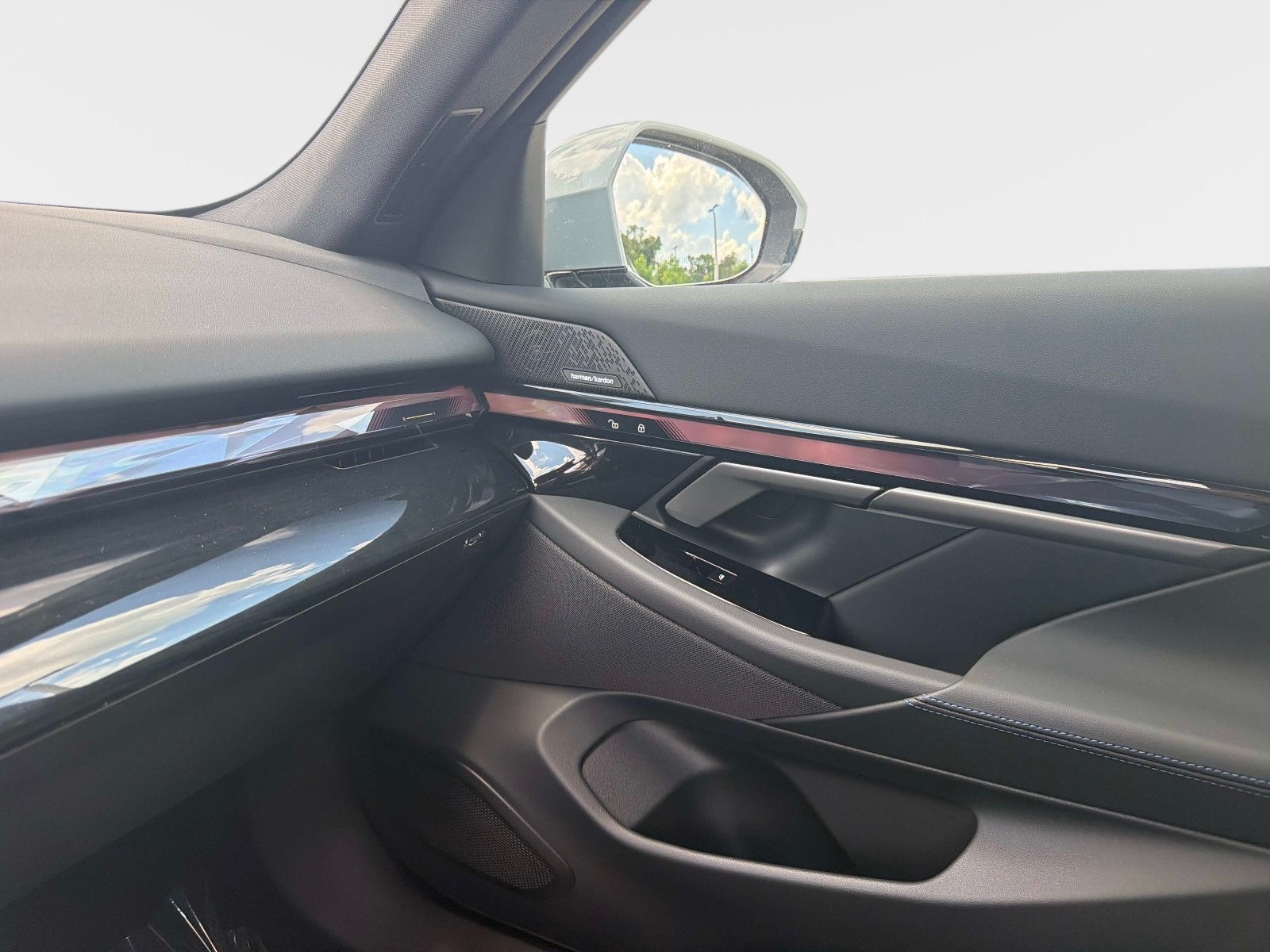 2027 BMW 550e 550e xDrive
