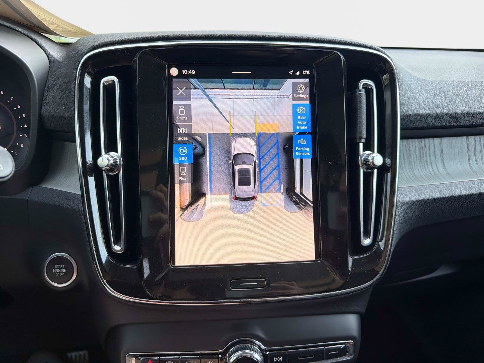 2025 Volvo XC40 B5 Plus Dark Theme