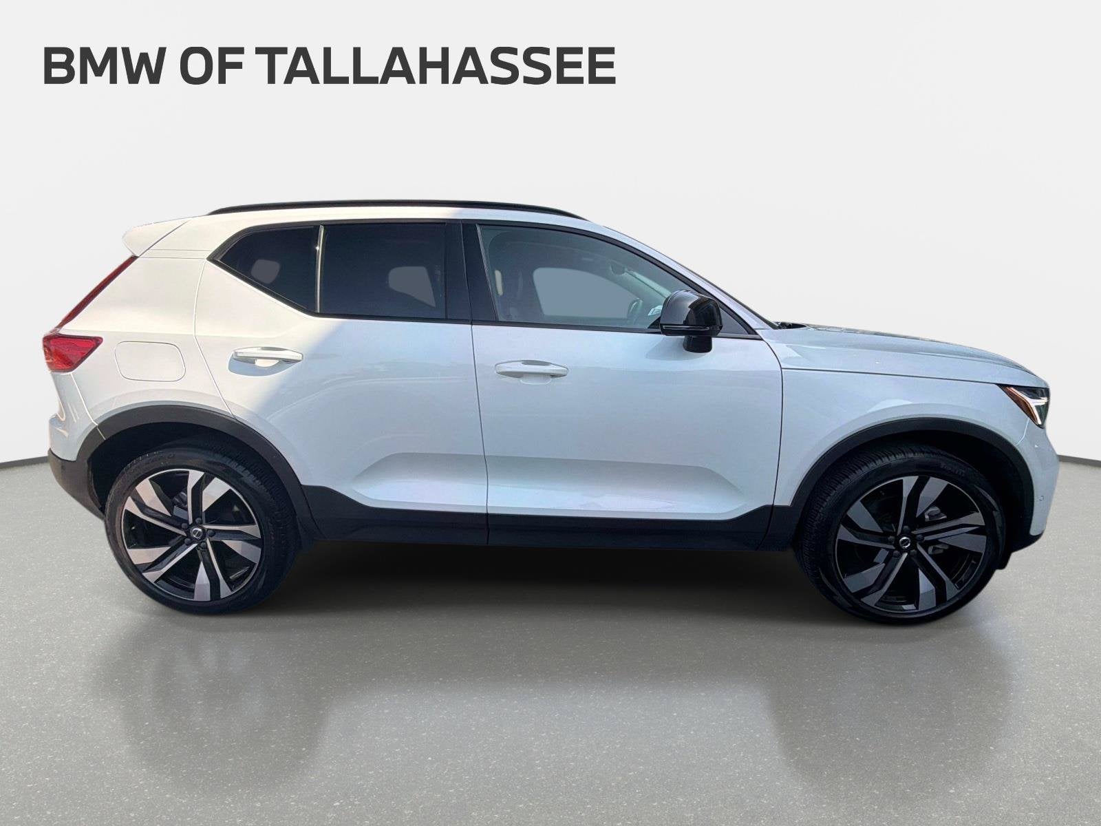 2025 Volvo XC40 B5 Plus Dark Theme