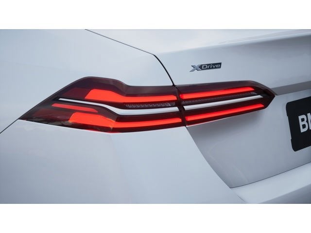 2027 BMW 550e Base