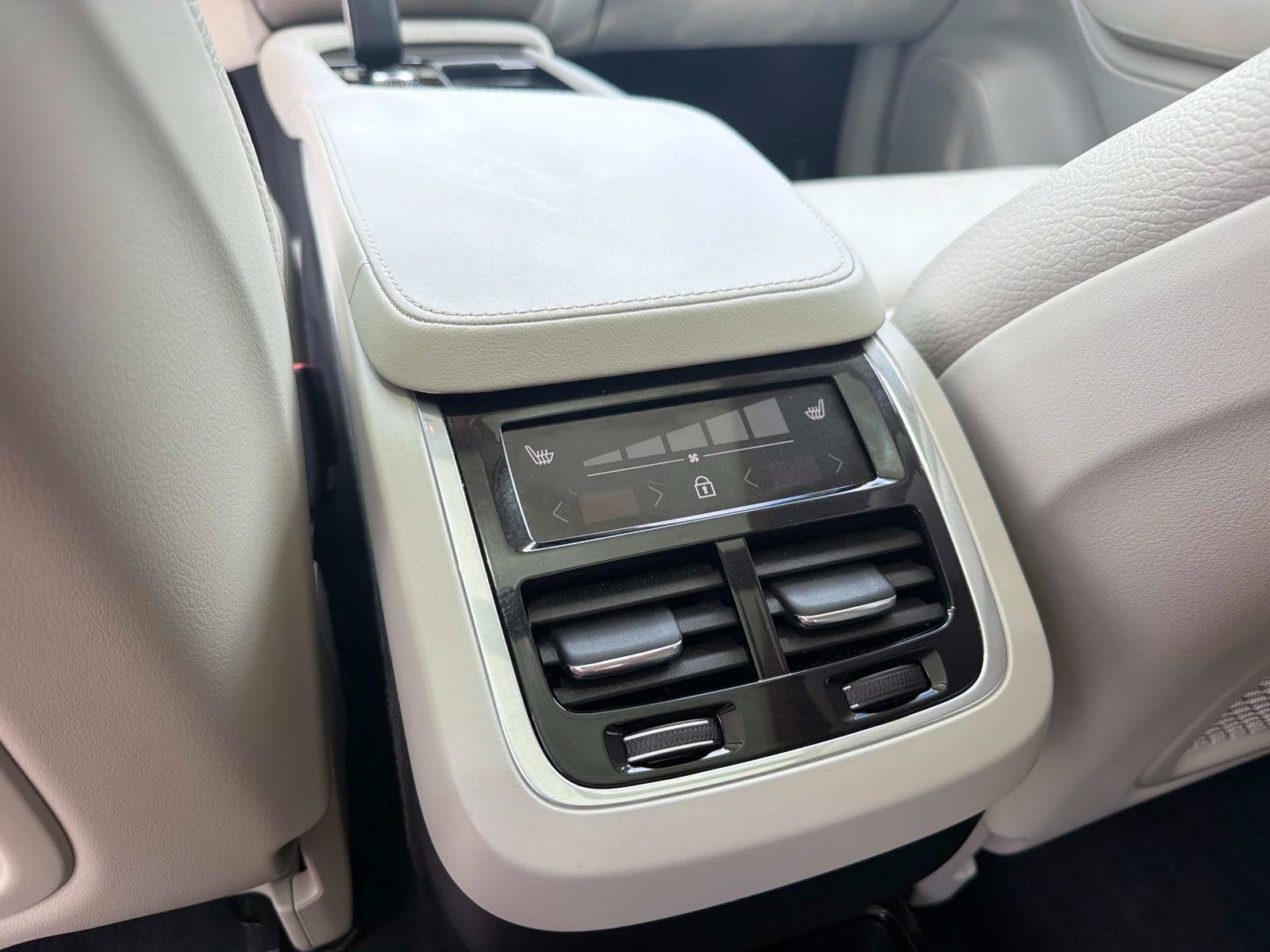 2025 Volvo XC90 Plus
