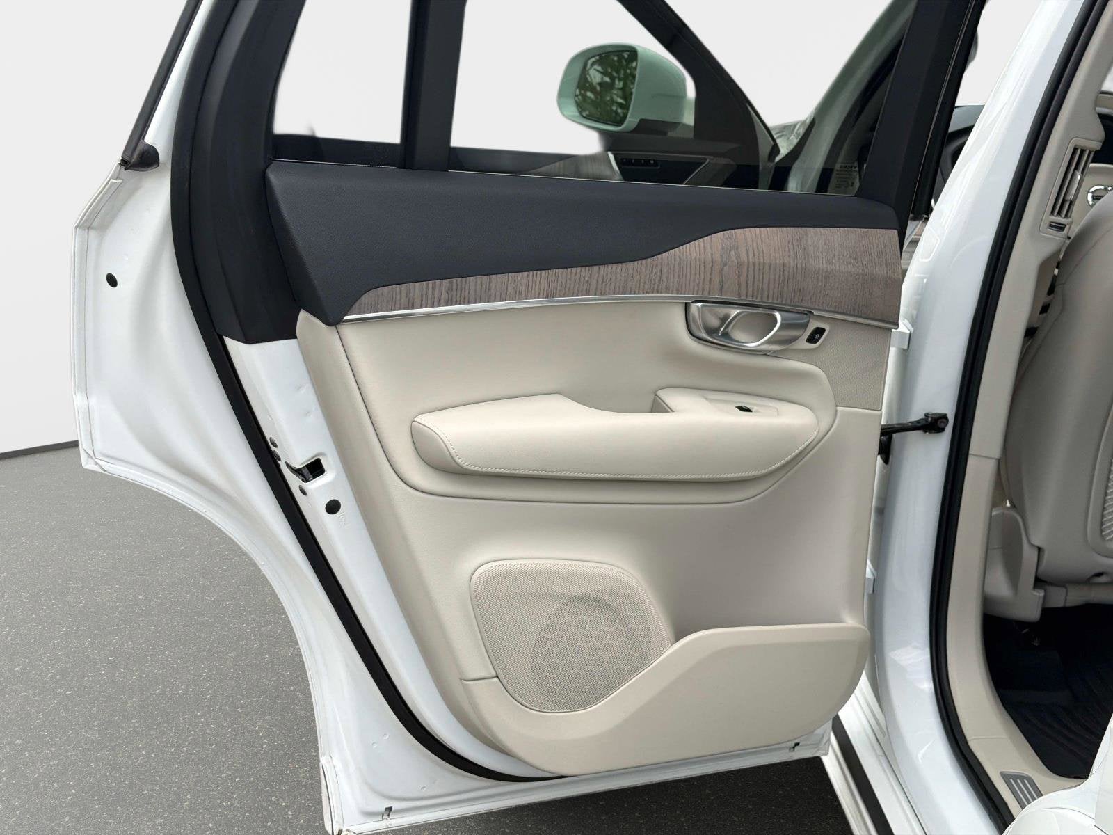 2024 Volvo XC90 Recharge Plug-In Hybrid Plus Bright Theme