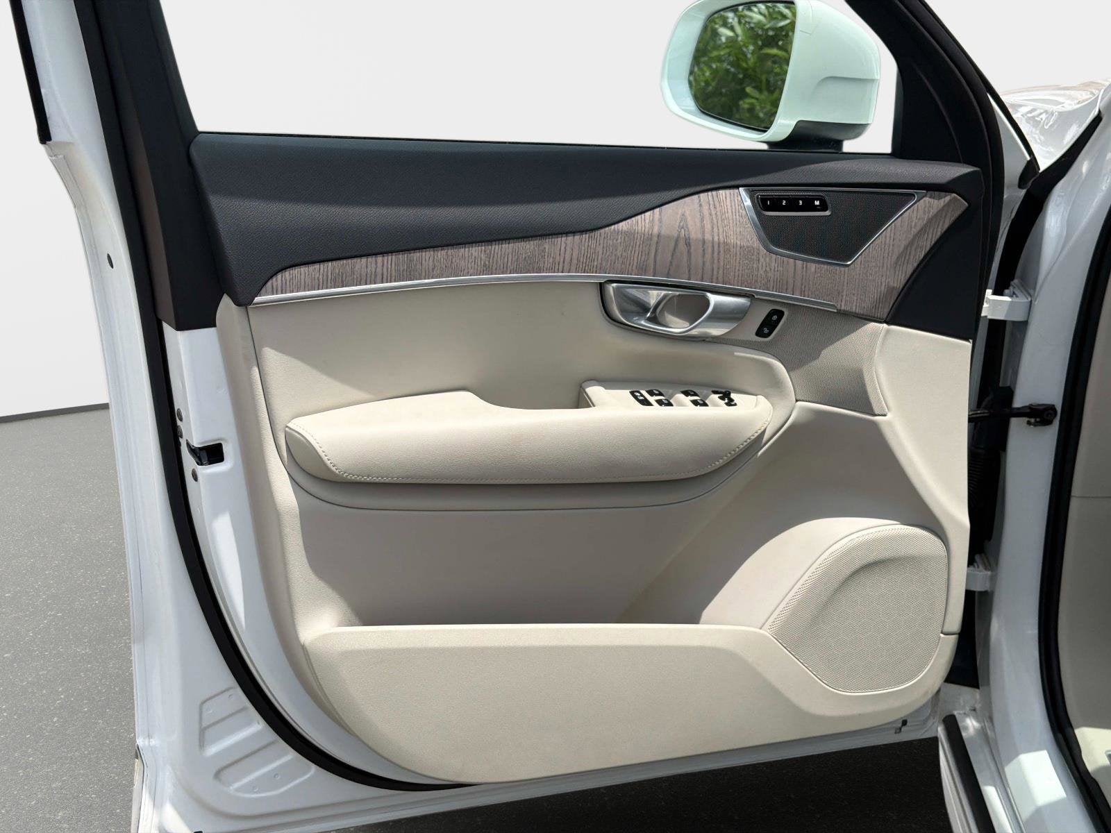 2024 Volvo XC90 Recharge Plug-In Hybrid Plus Bright Theme