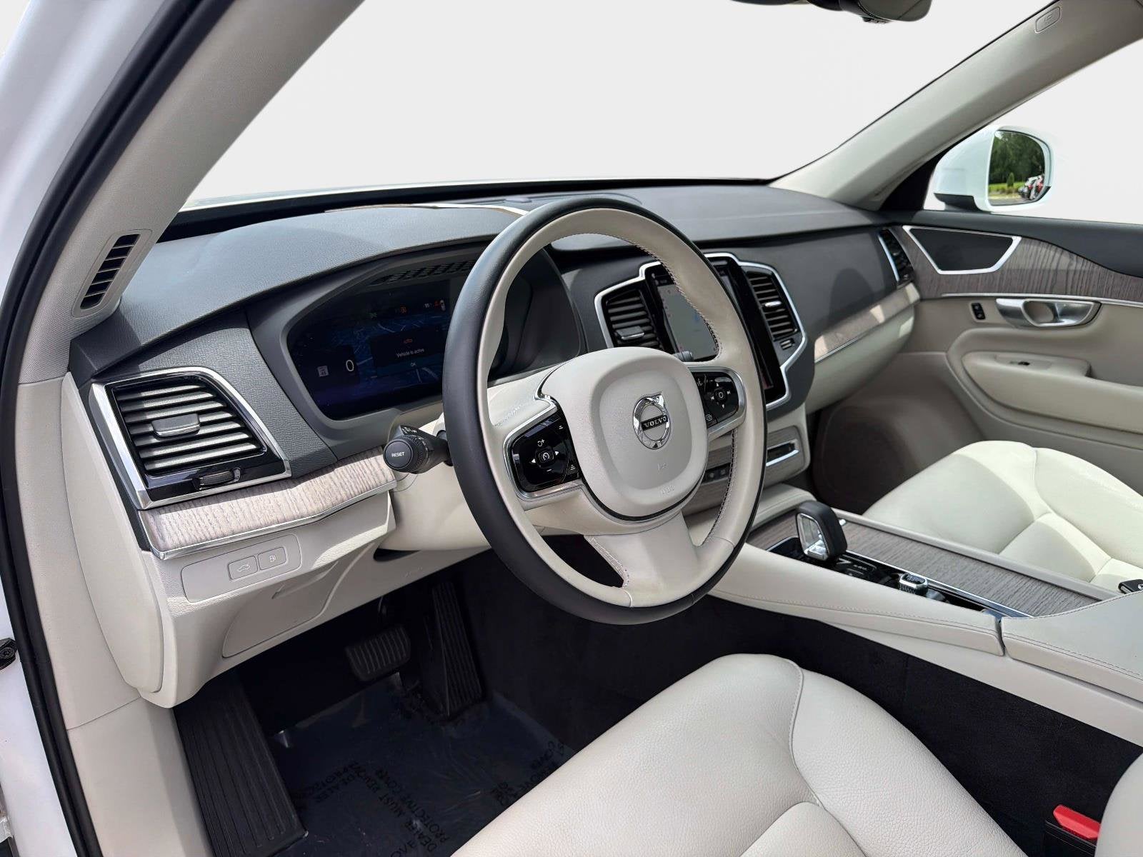 2024 Volvo XC90 Recharge Plug-In Hybrid Plus Bright Theme
