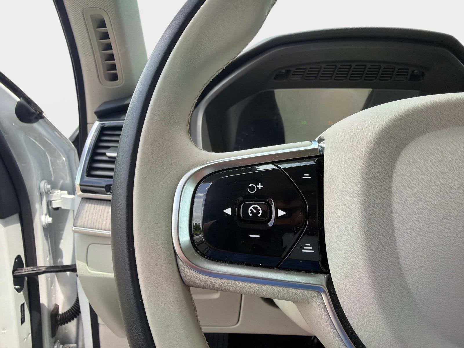 2024 Volvo XC90 Recharge Plug-In Hybrid Plus Bright Theme