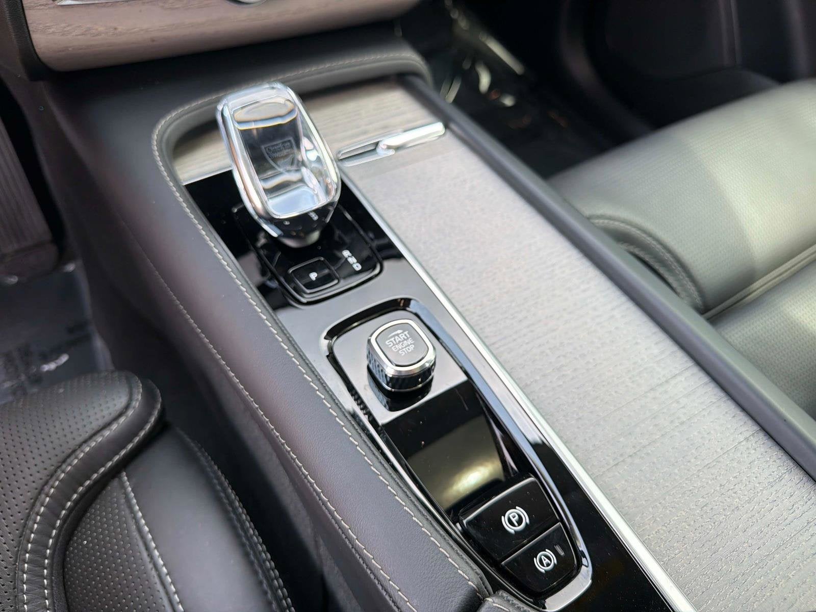 2024 Volvo XC90 Recharge Plug-In Hybrid Ultimate Bright Theme