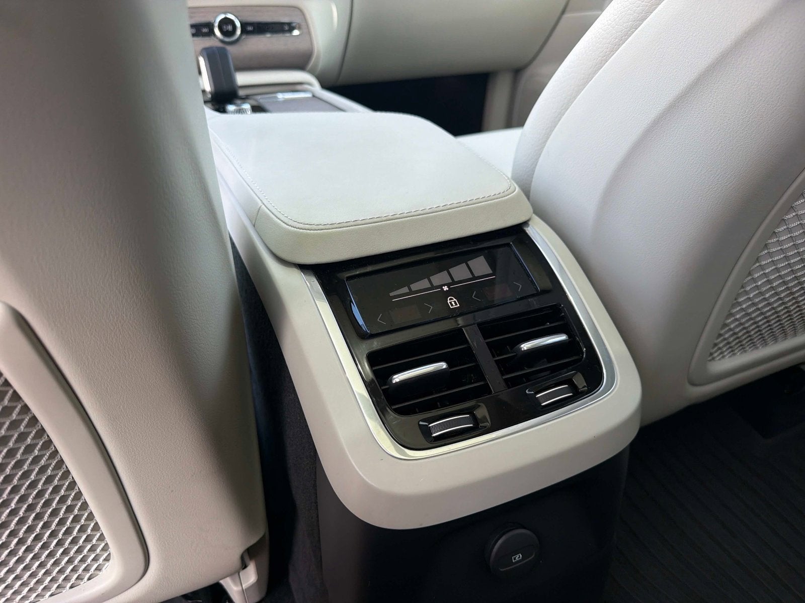 2024 Volvo XC90 Recharge Plug-In Hybrid Core Bright Theme