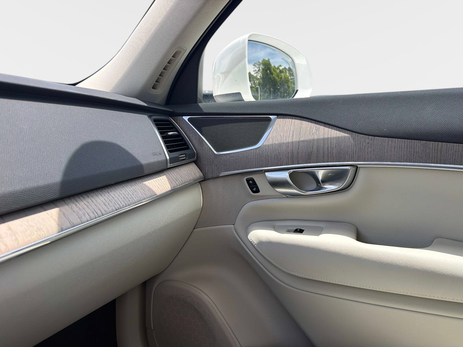 2024 Volvo XC90 Recharge Plug-In Hybrid Core Bright Theme