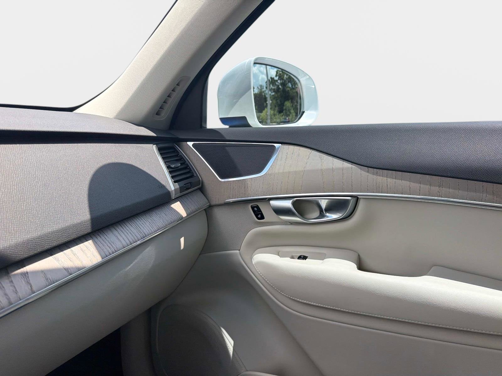 2024 Volvo XC90 Recharge Plug-In Hybrid Core Bright Theme