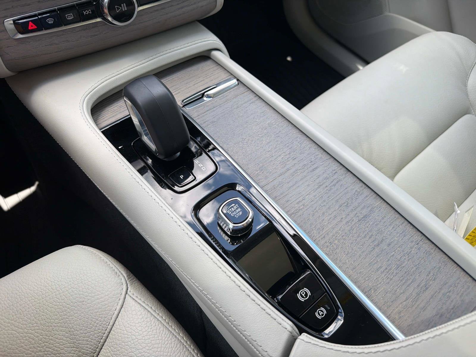 2024 Volvo XC90 Recharge Plug-In Hybrid Core Bright Theme