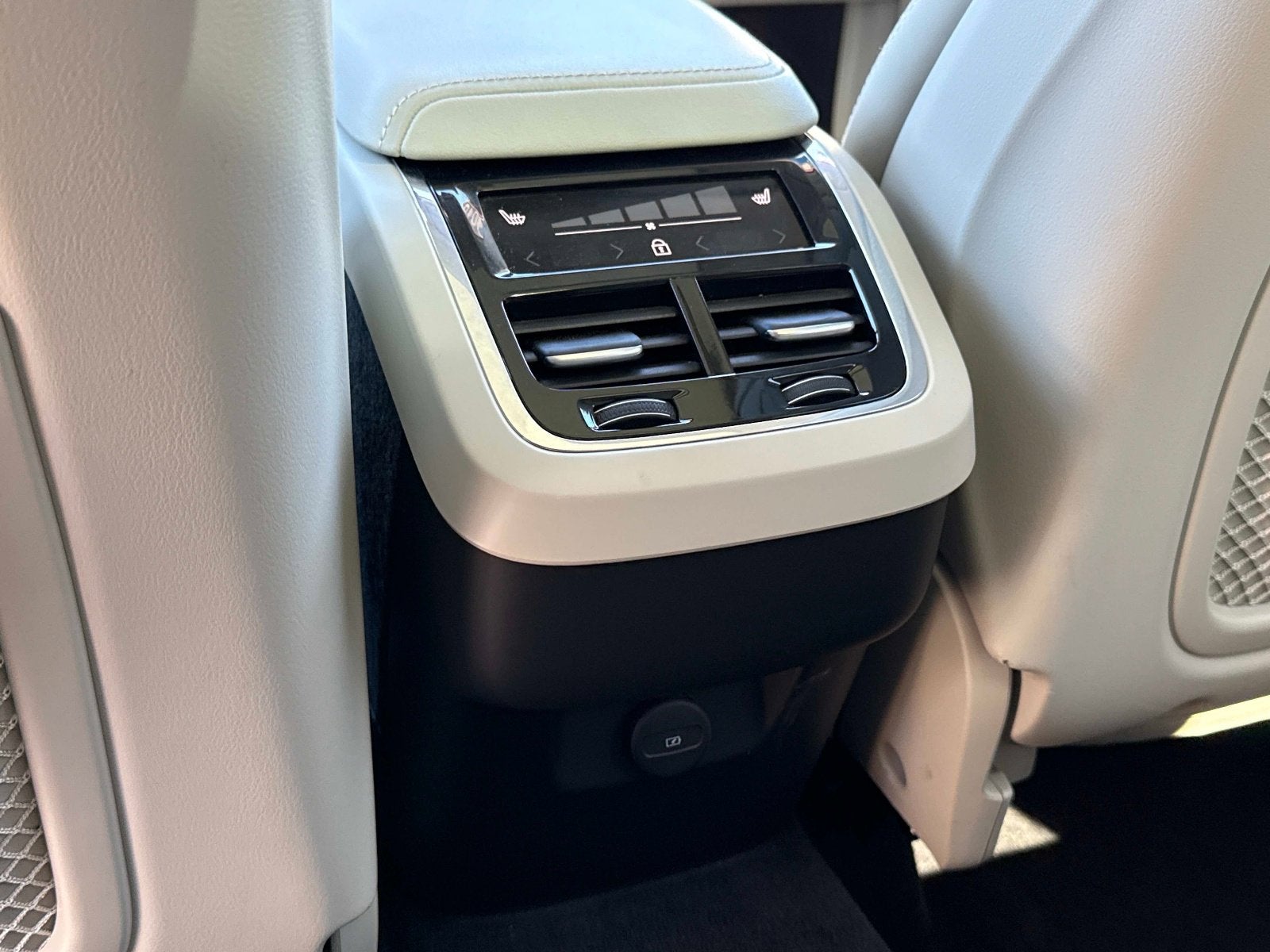 2023 Volvo XC60 Ultimate Bright Theme