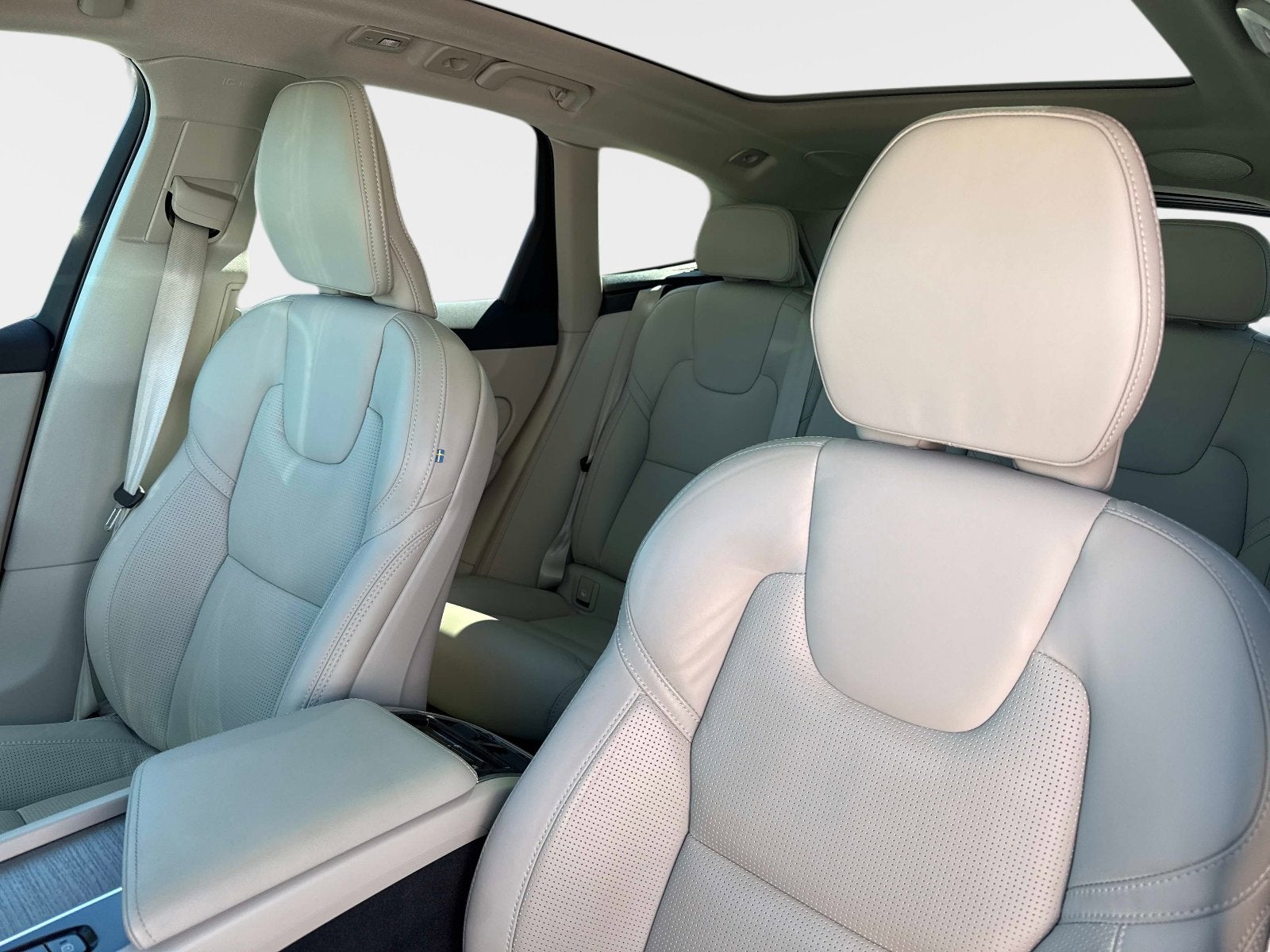 2023 Volvo XC60 Ultimate Bright Theme