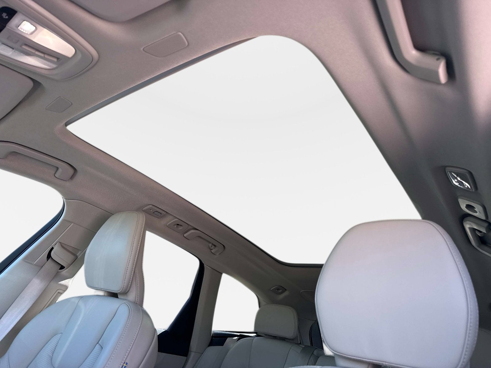 2023 Volvo XC60 Ultimate Bright Theme