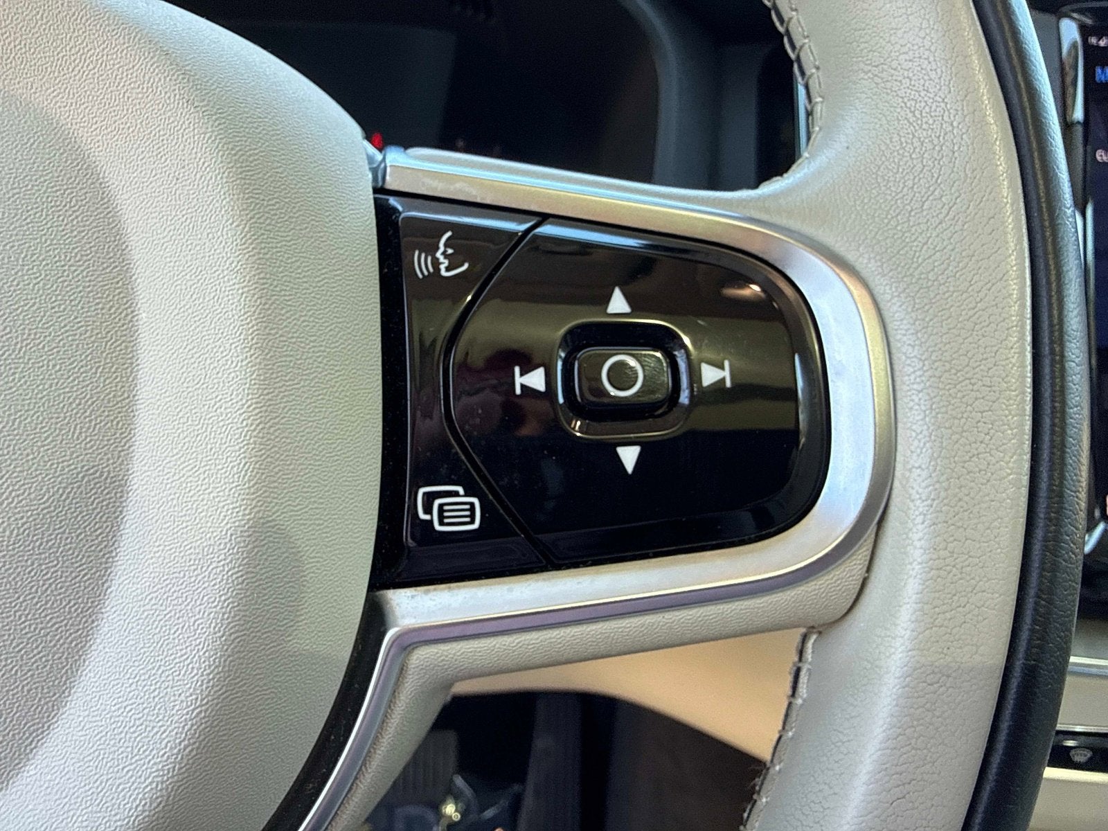 2023 Volvo XC60 Ultimate Bright Theme