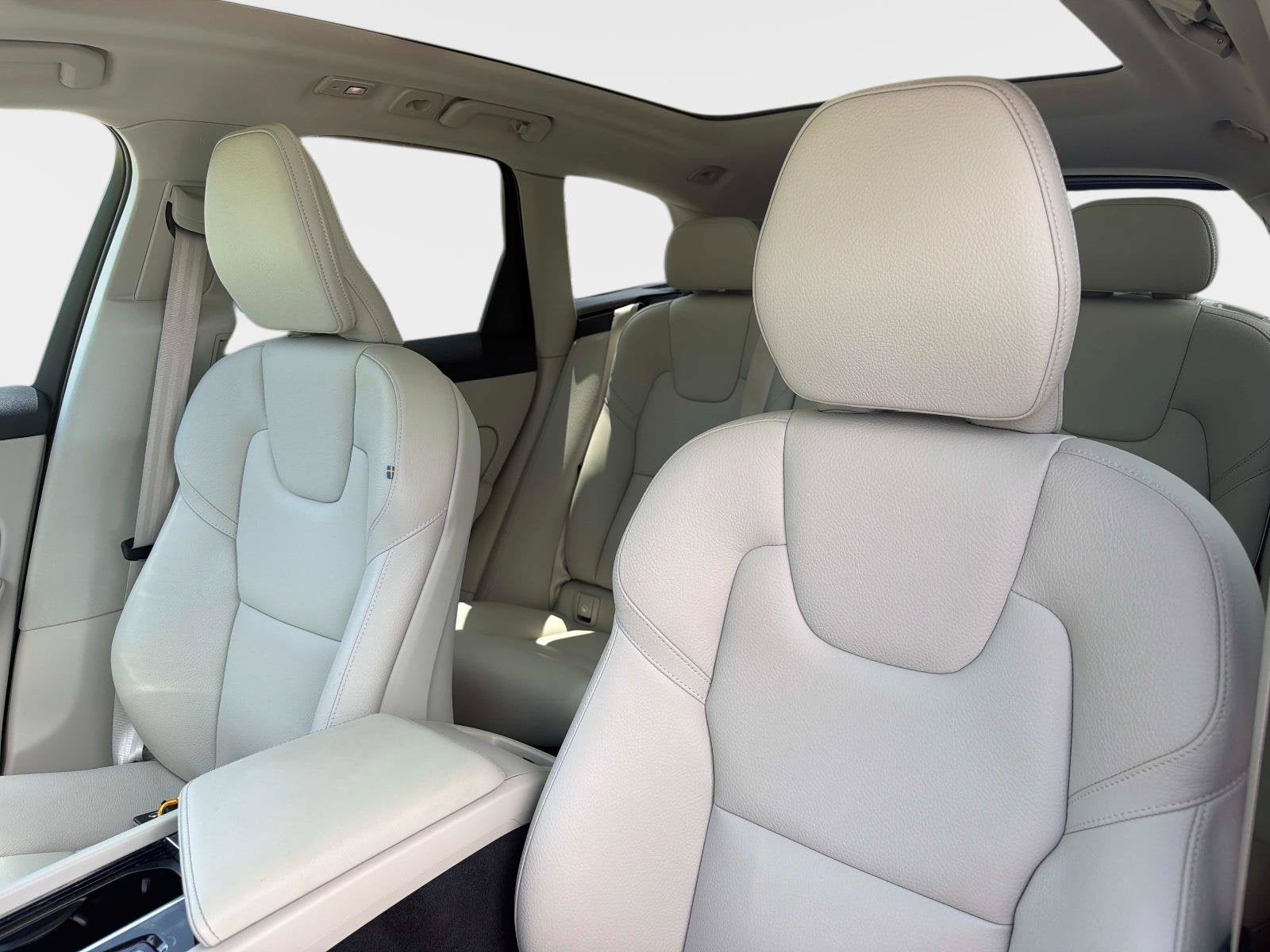 2023 Volvo XC60 Plus Dark Theme