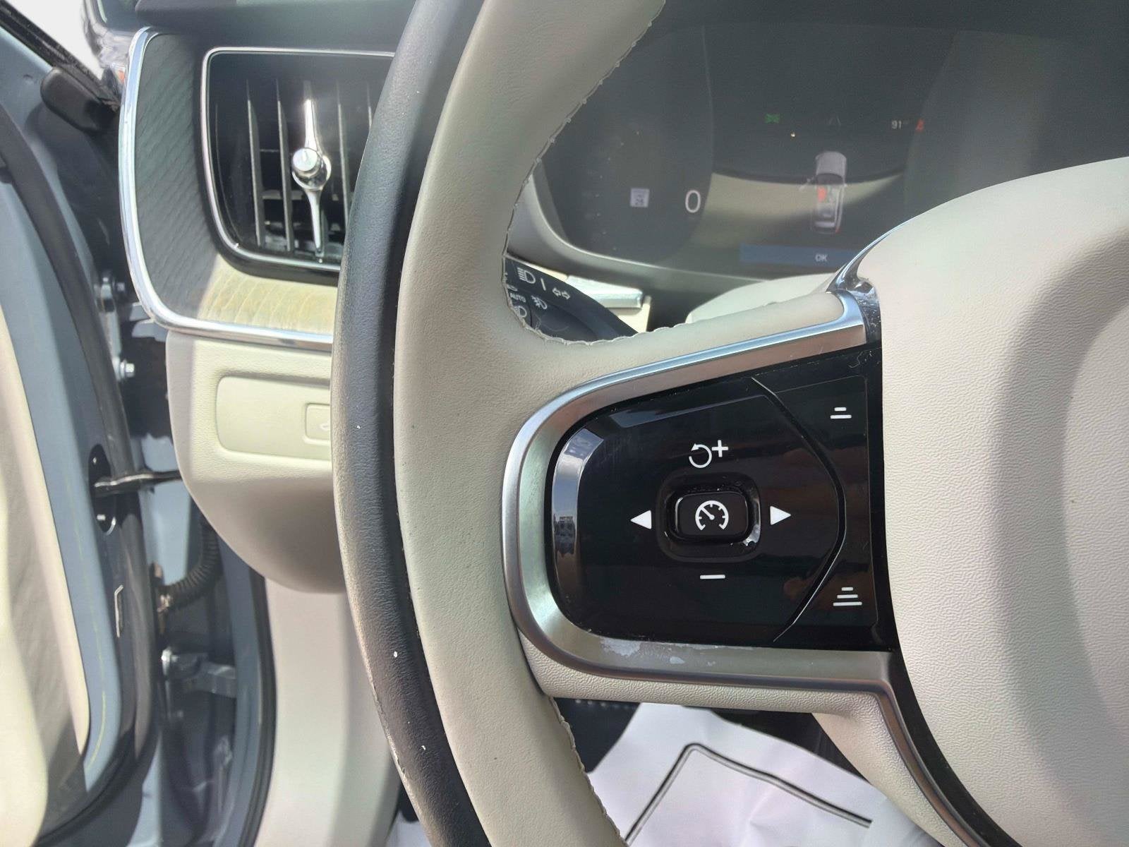 2023 Volvo XC60 Plus Dark Theme