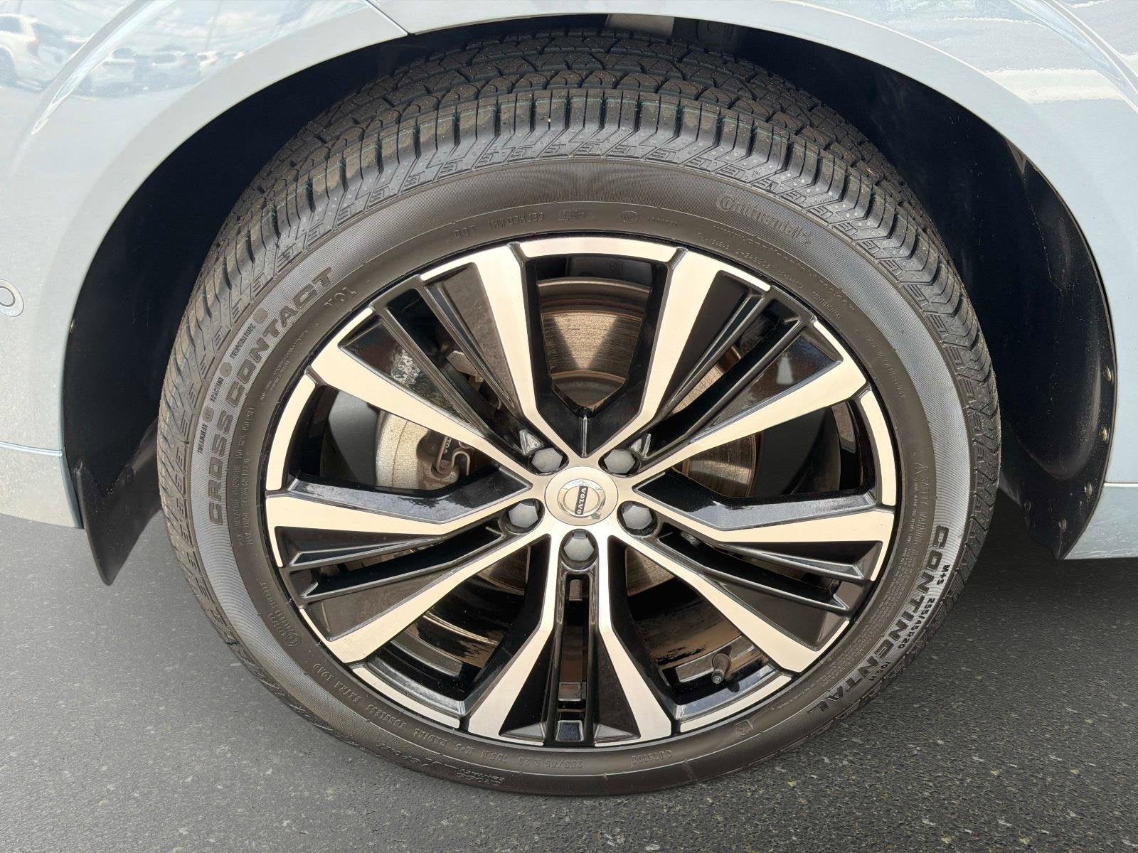 2023 Volvo XC60 Plus Dark Theme