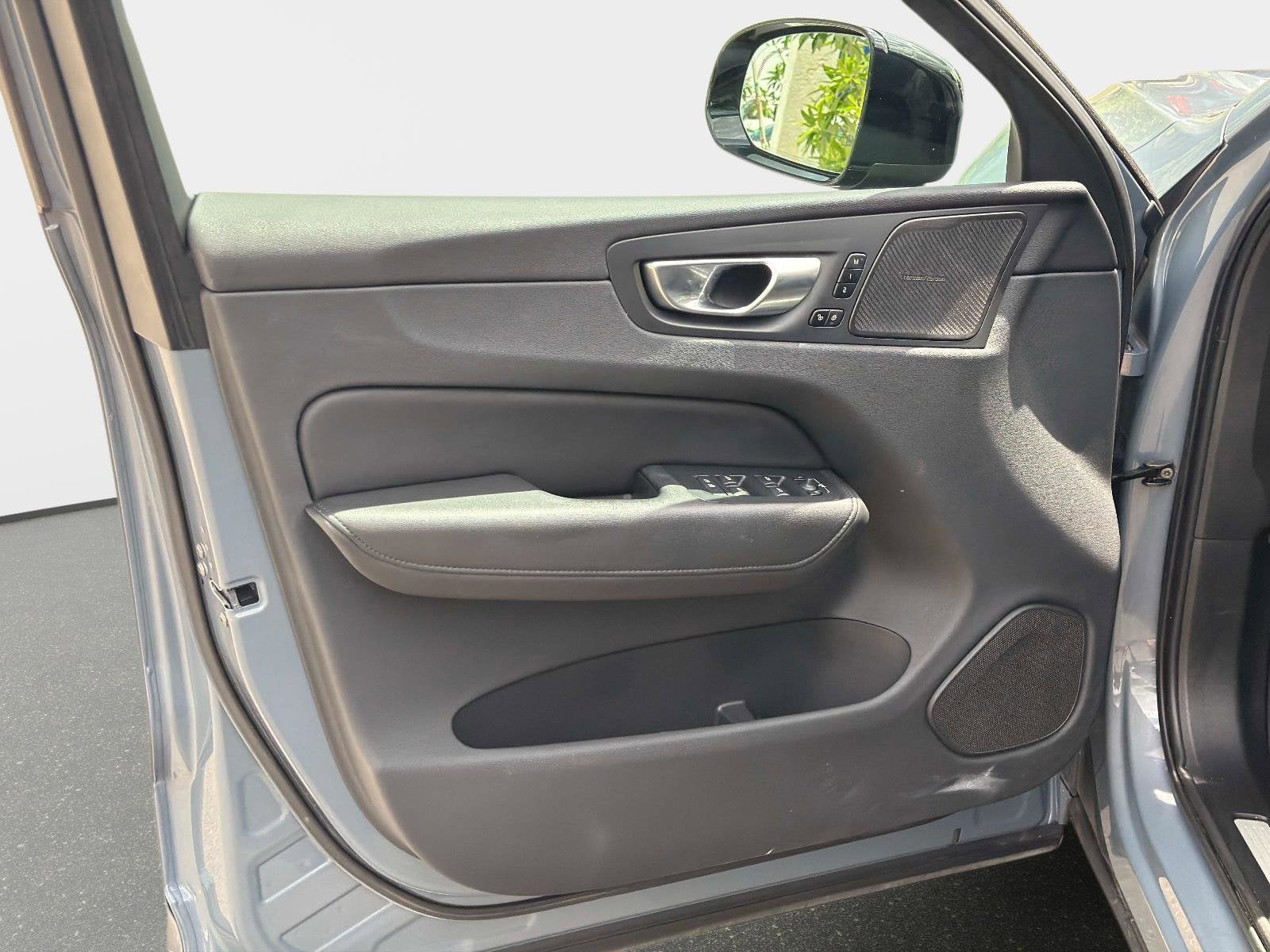 2023 Volvo XC60 Plus Dark Theme