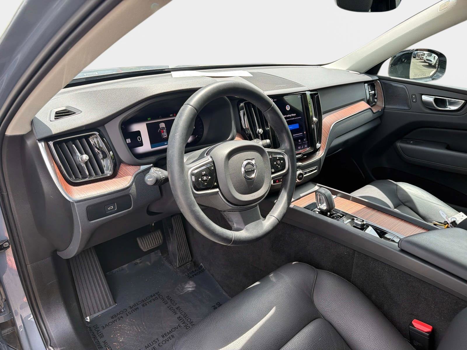 2023 Volvo XC60 Plus Dark Theme
