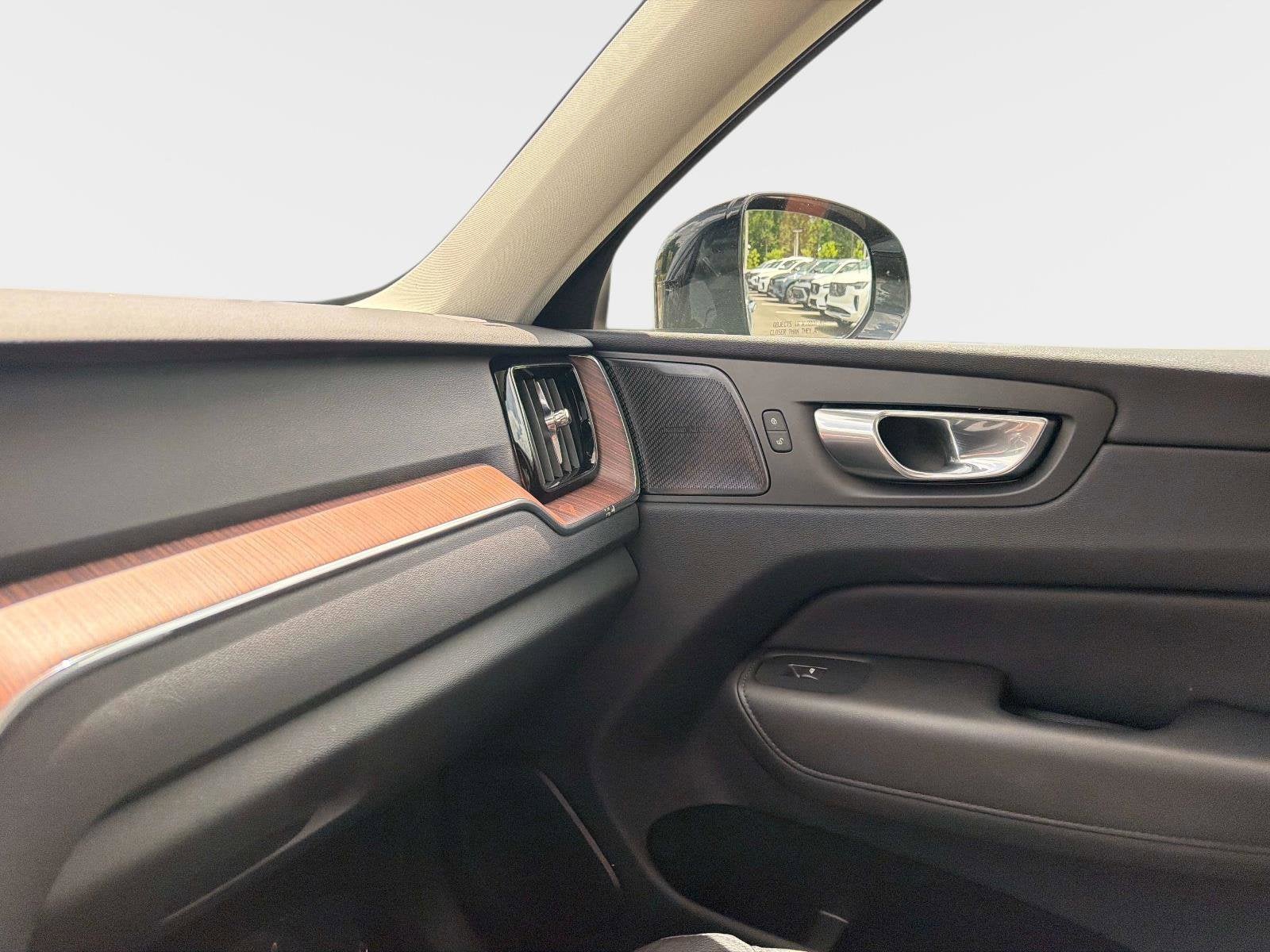 2023 Volvo XC60 Plus Dark Theme