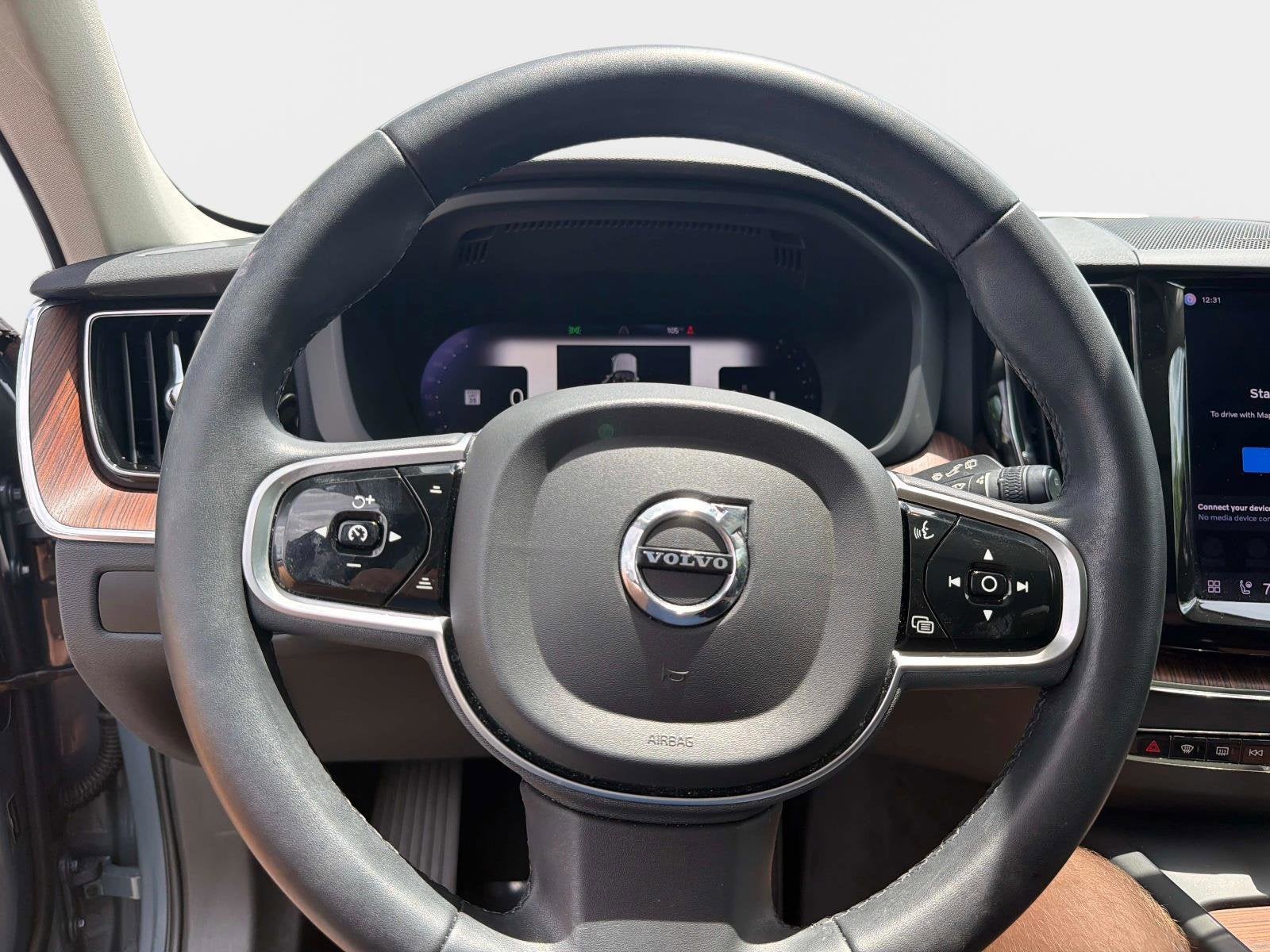 2023 Volvo XC60 Plus Dark Theme