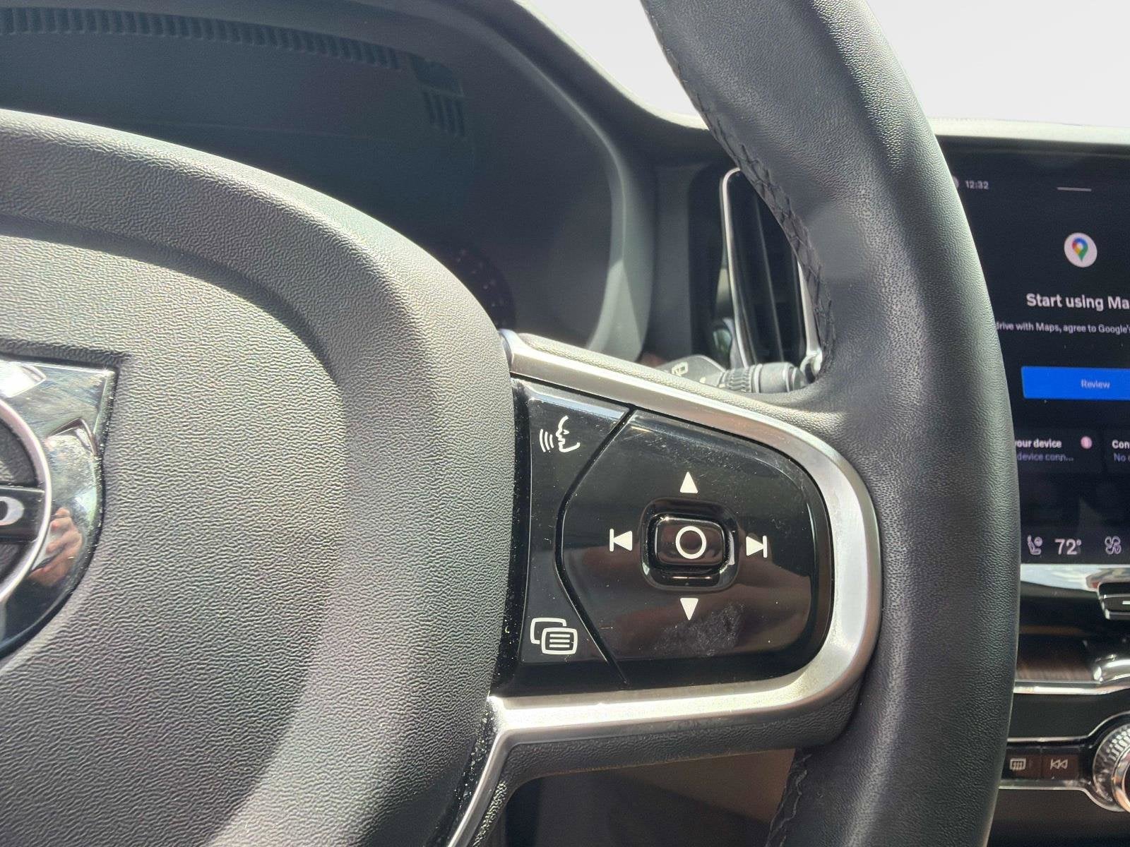 2023 Volvo XC60 Plus Dark Theme