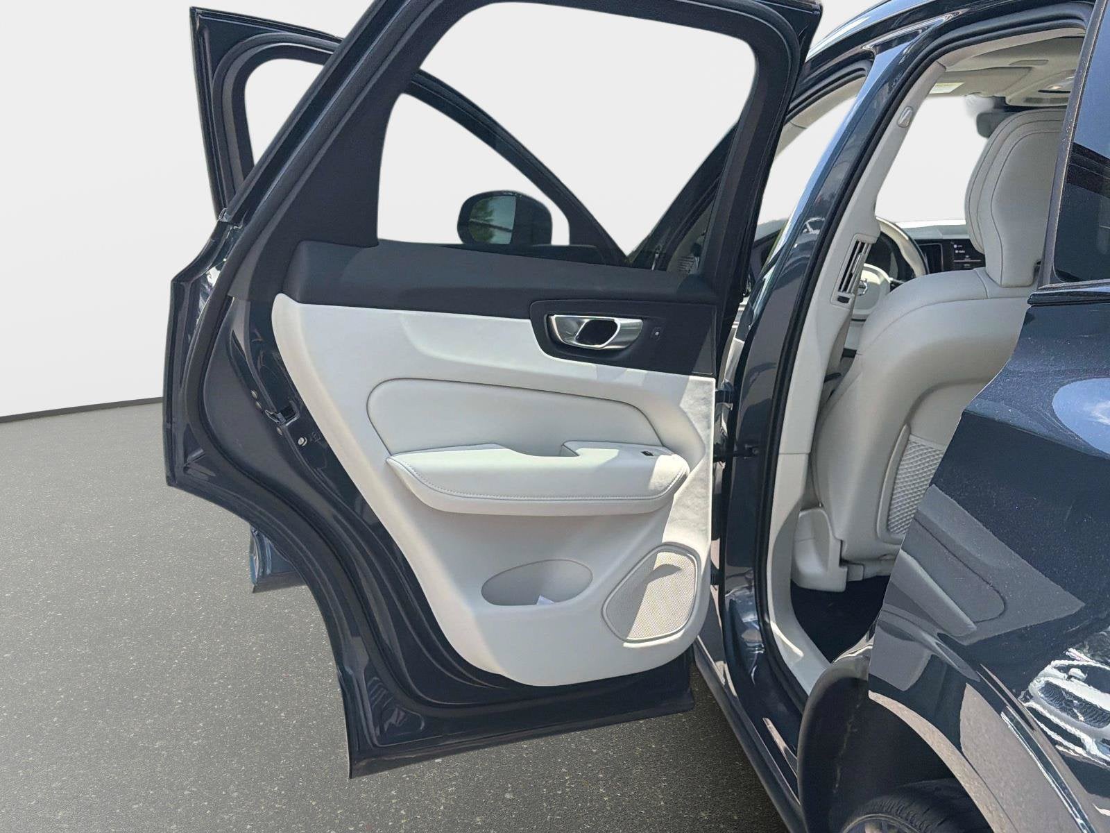 2024 Volvo XC60 Core Dark Theme