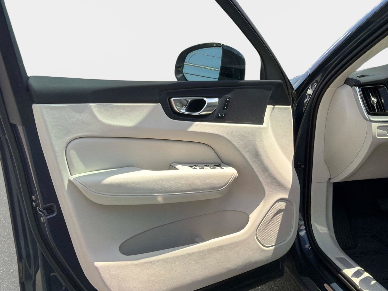 2024 Volvo XC60 Core Dark Theme