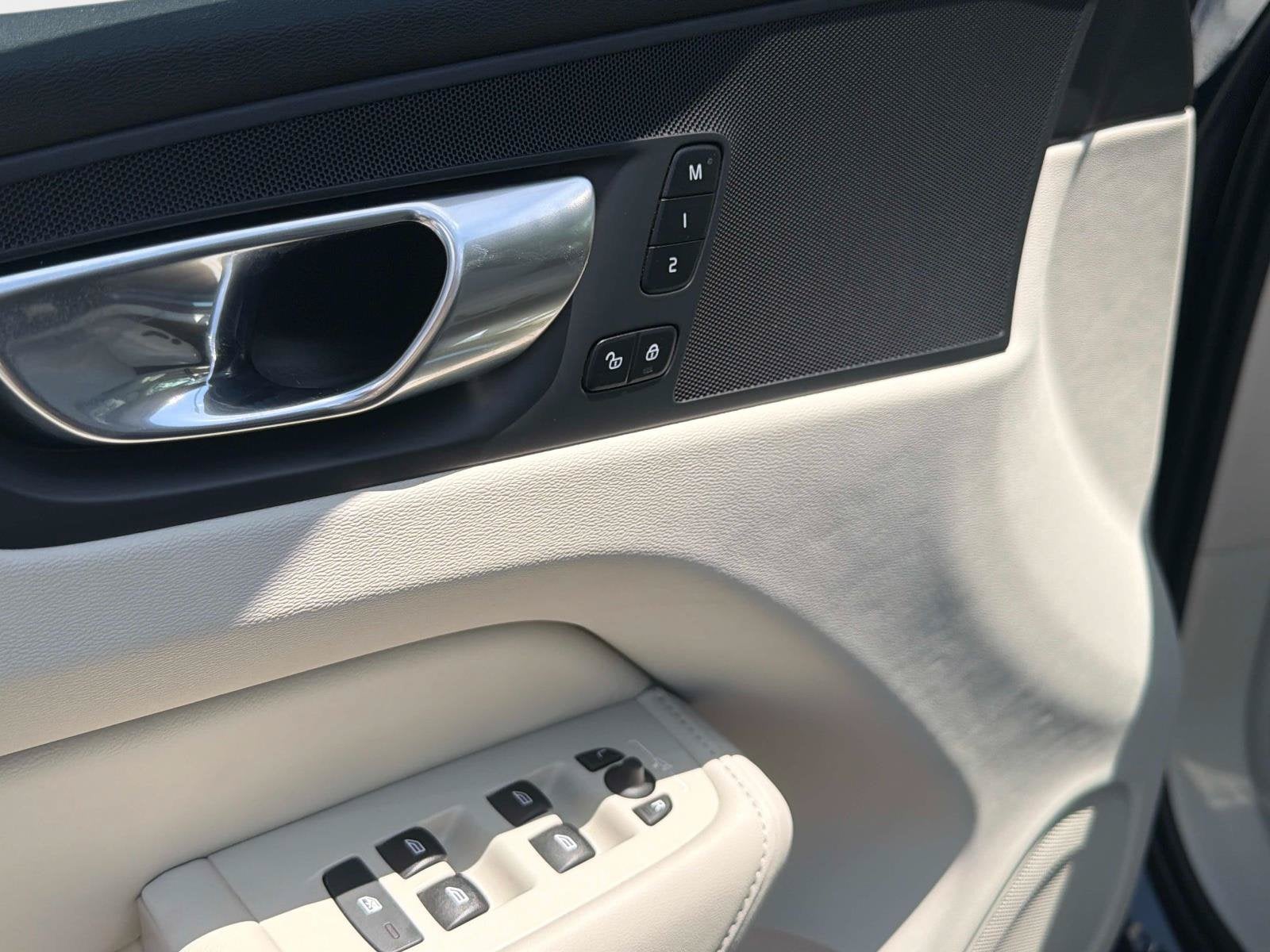 2024 Volvo XC60 Core Dark Theme