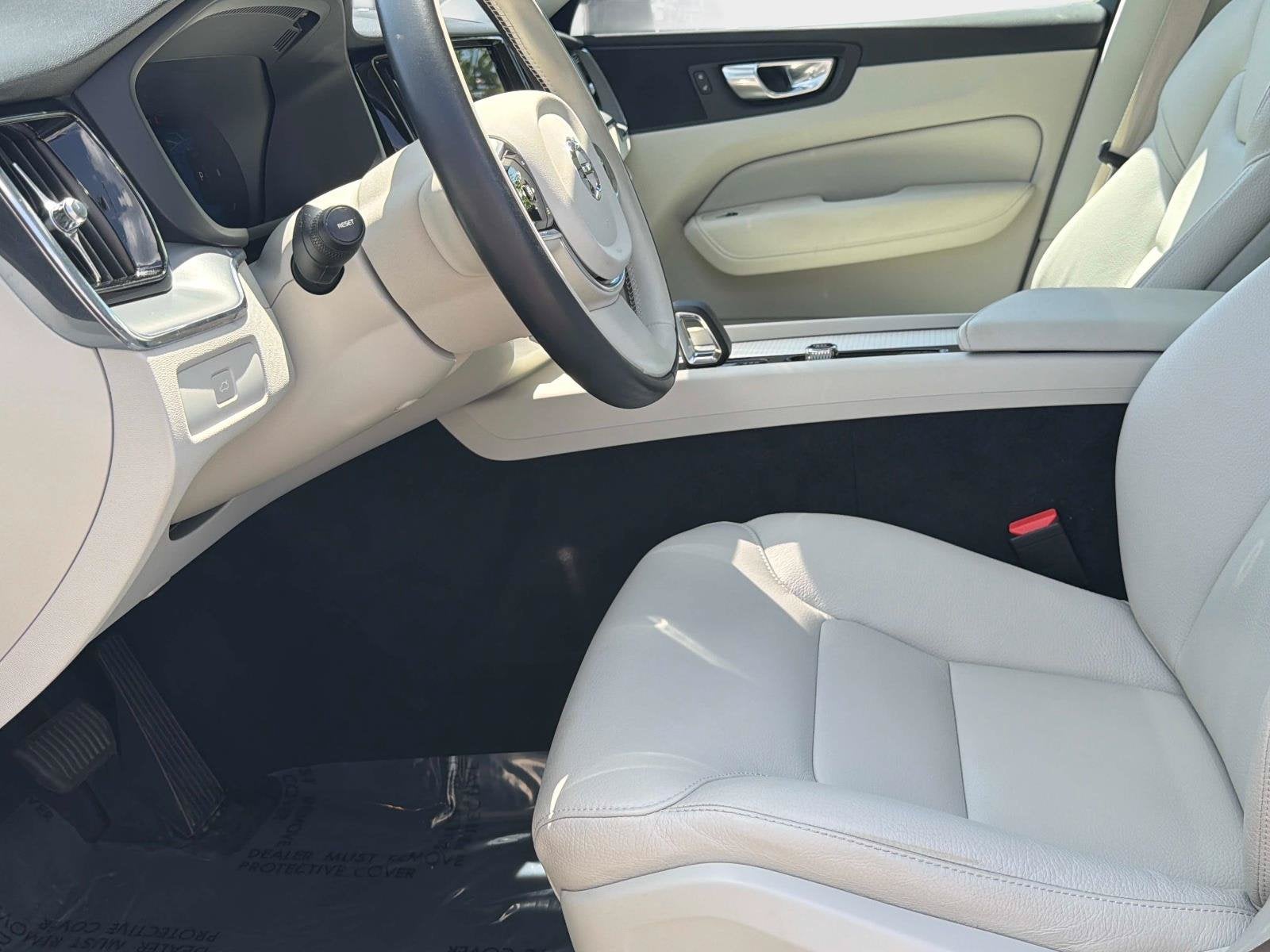 2024 Volvo XC60 Core Dark Theme