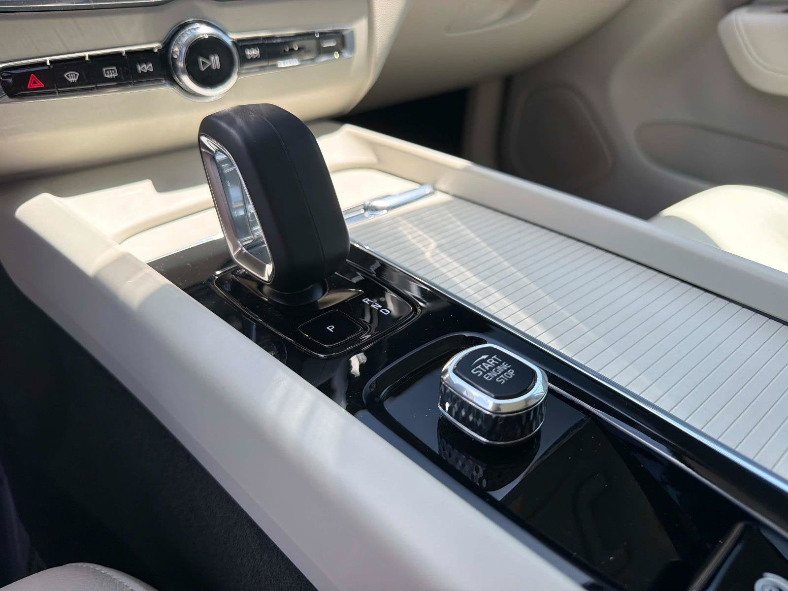 2024 Volvo XC60 Core Dark Theme