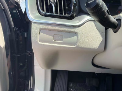 2024 Volvo XC60 Core Dark Theme