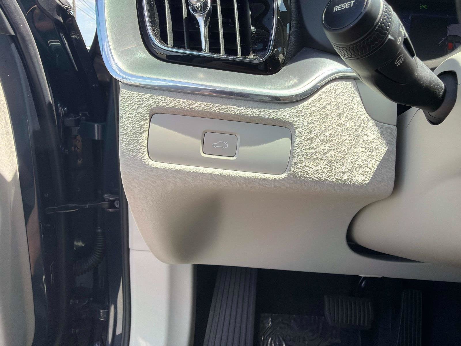 2024 Volvo XC60 Core Dark Theme