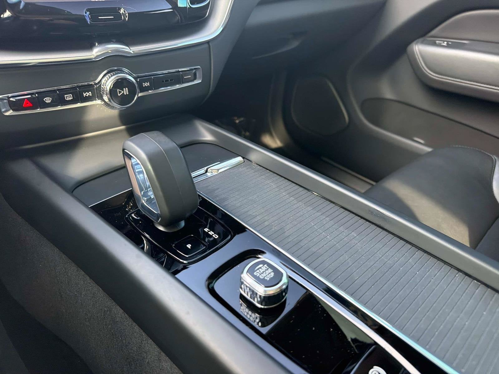 2024 Volvo XC60 Core Dark Theme