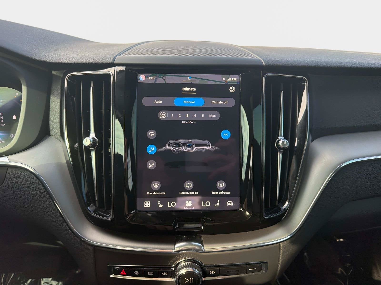 2024 Volvo XC60 Core Dark Theme