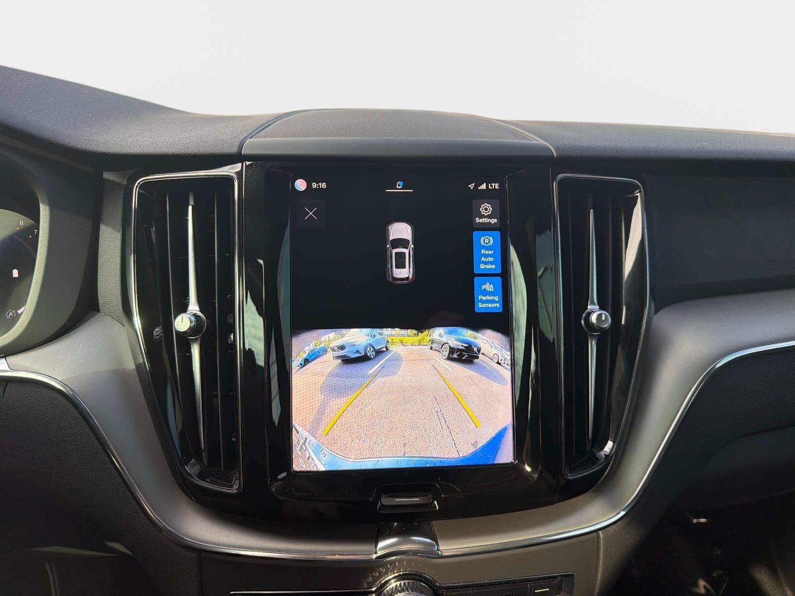 2024 Volvo XC60 Core Dark Theme