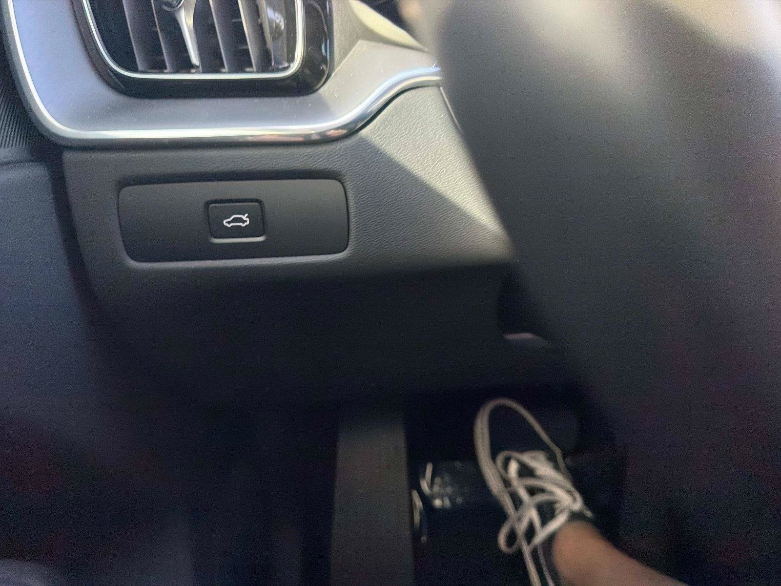 2024 Volvo XC60 Core Dark Theme