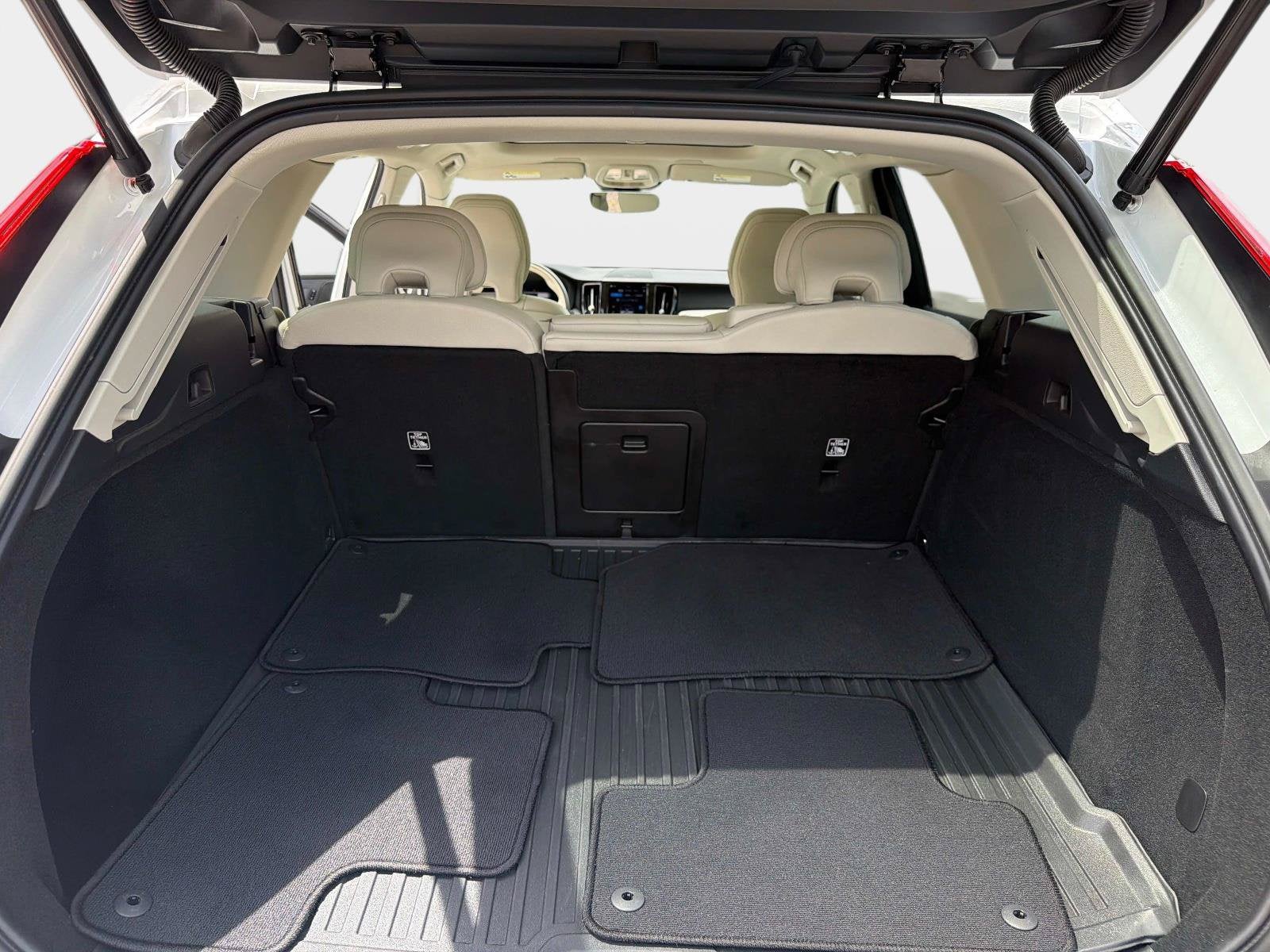2024 Volvo XC60 Plus Dark Theme