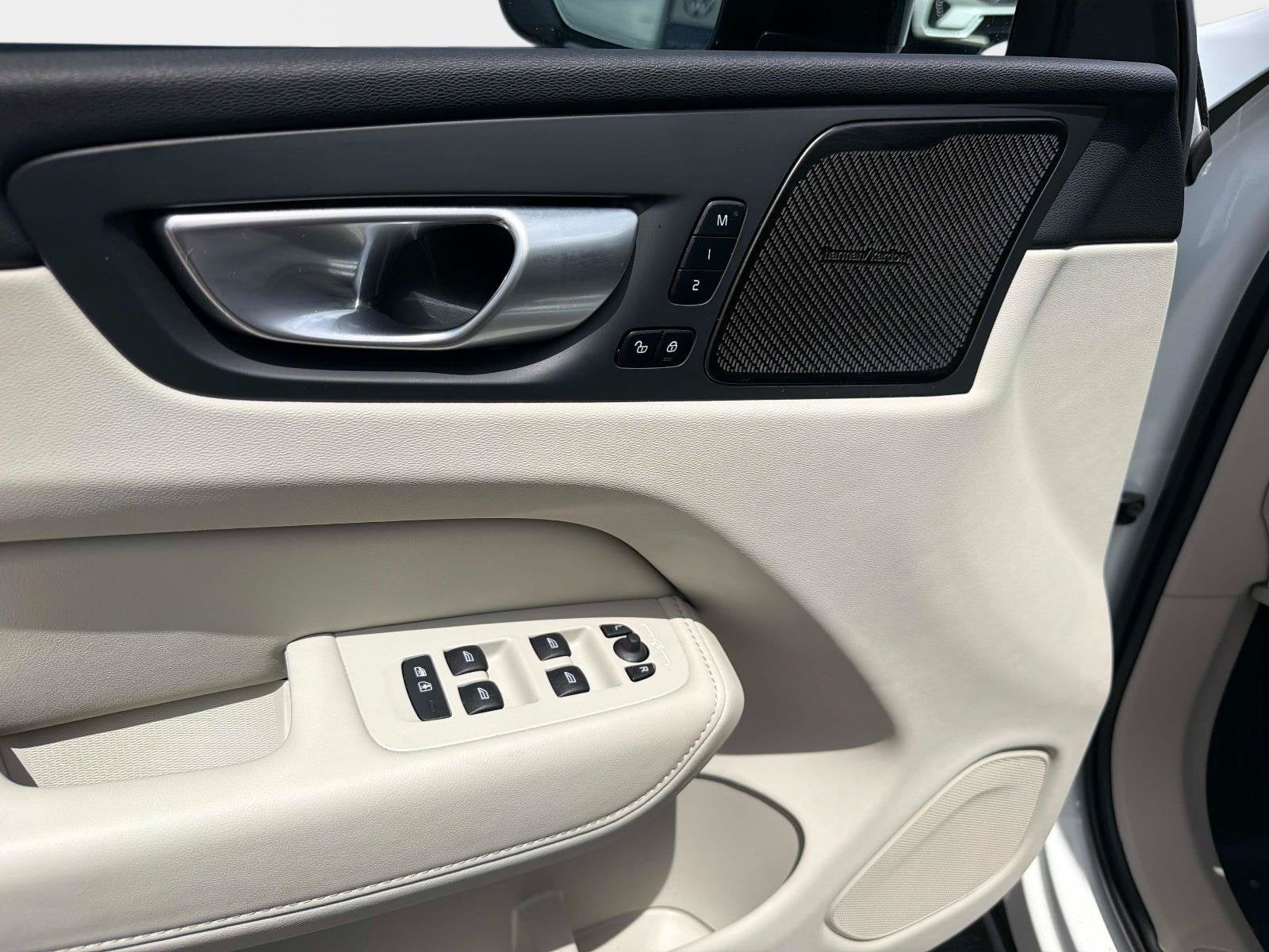 2024 Volvo XC60 Plus Dark Theme
