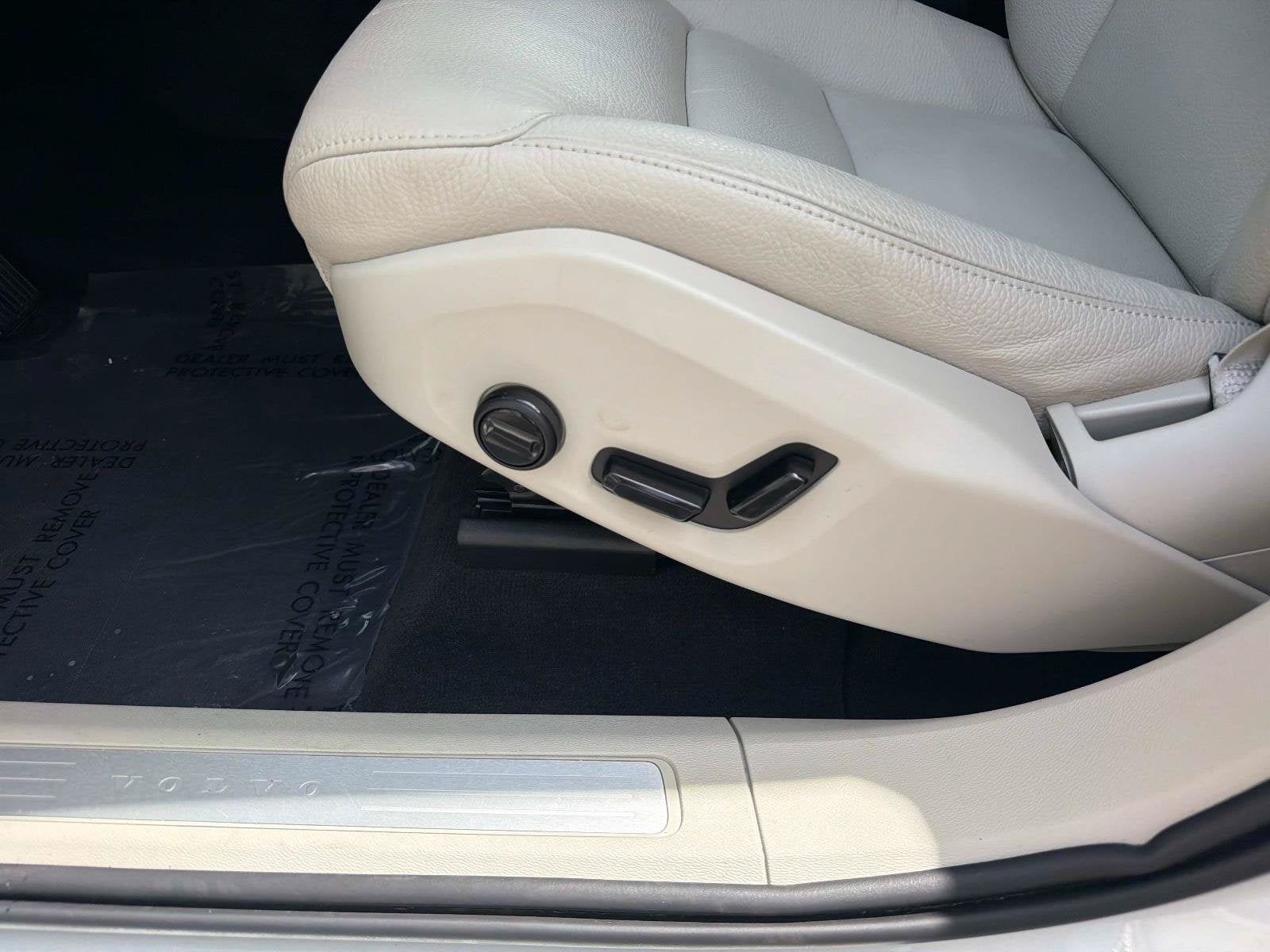 2024 Volvo XC60 Plus Dark Theme