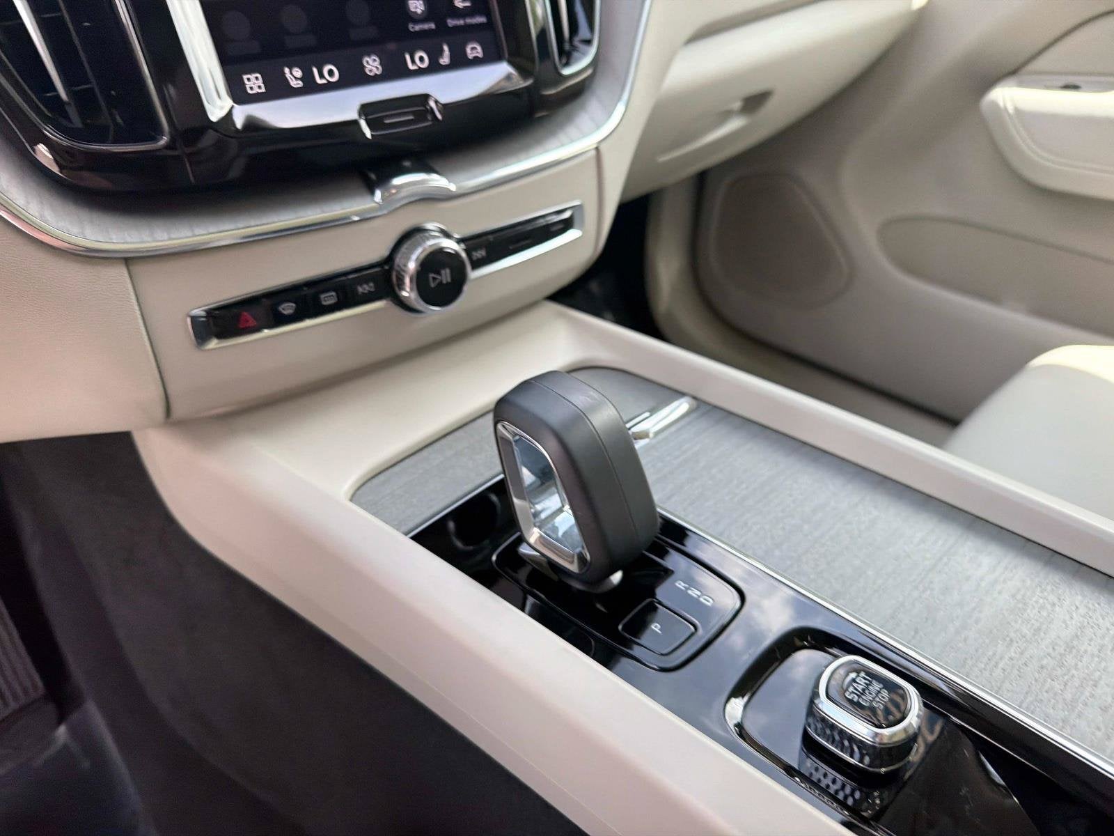 2024 Volvo XC60 Plus Dark Theme
