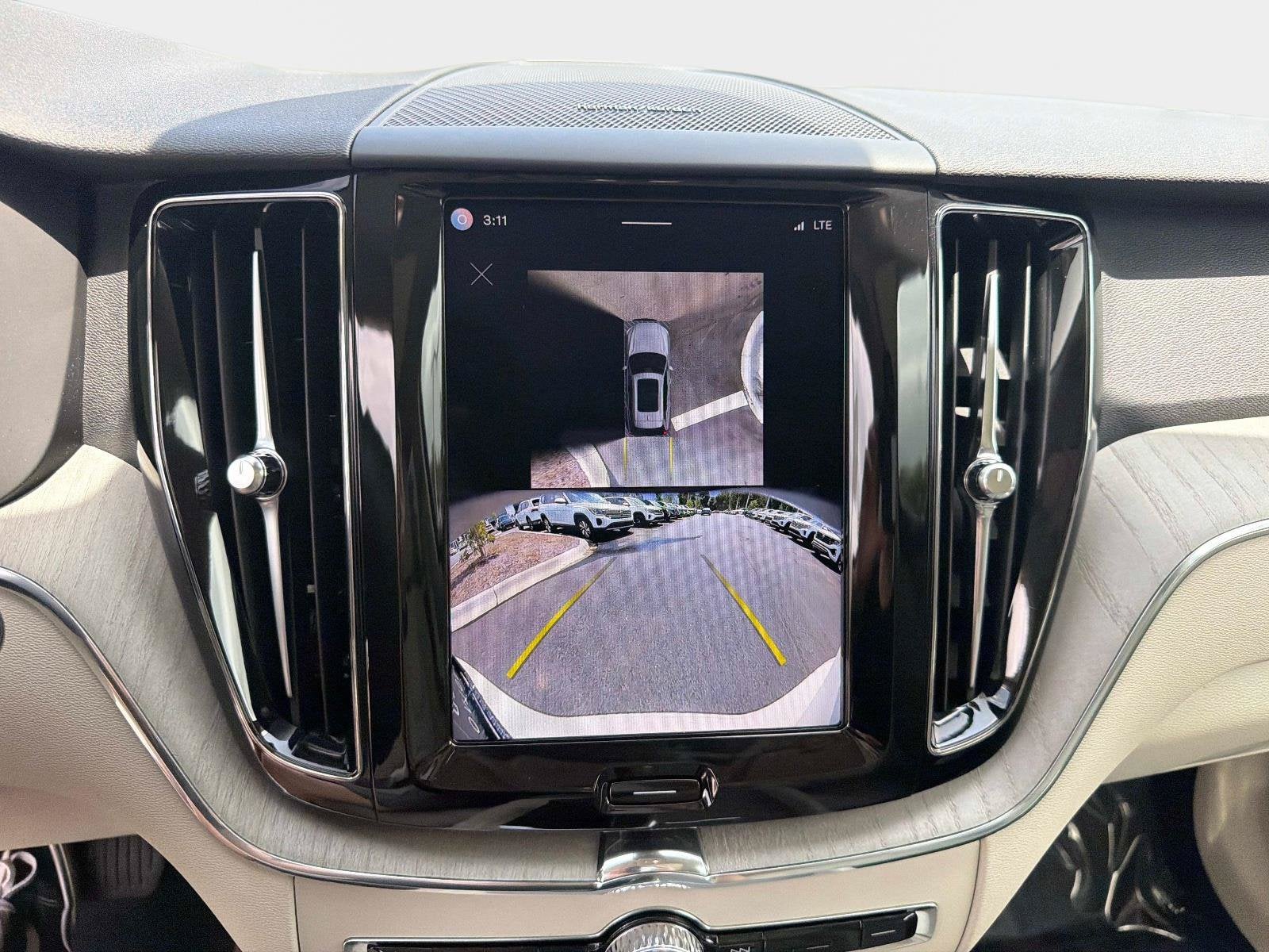 2024 Volvo XC60 Plus Dark Theme