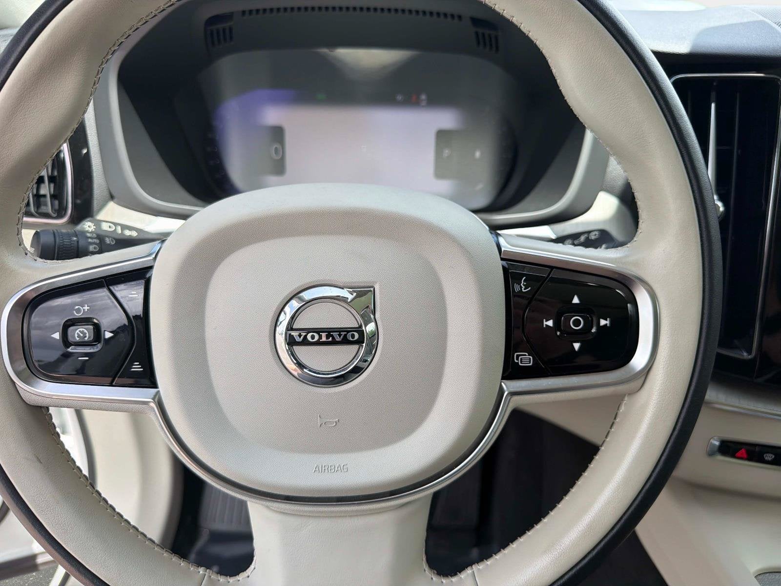 2024 Volvo XC60 Plus Dark Theme