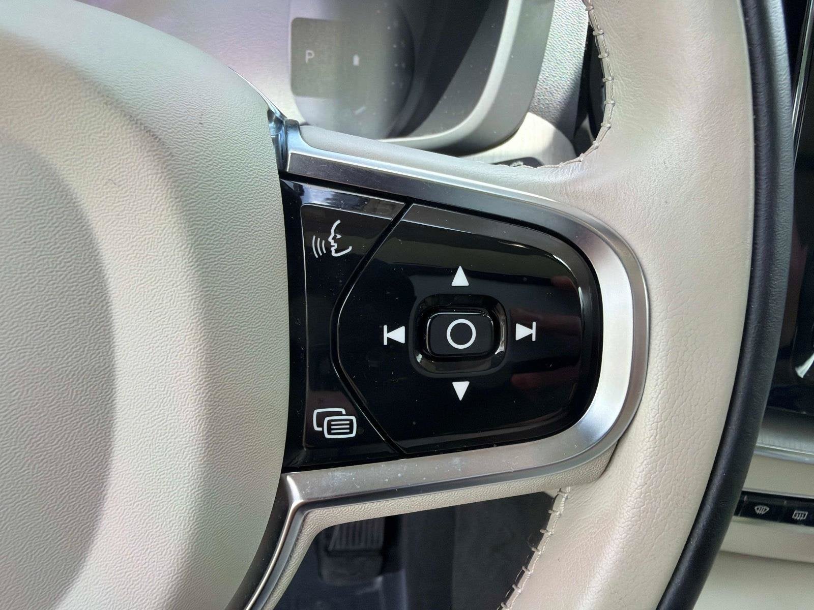 2024 Volvo XC60 Plus Dark Theme